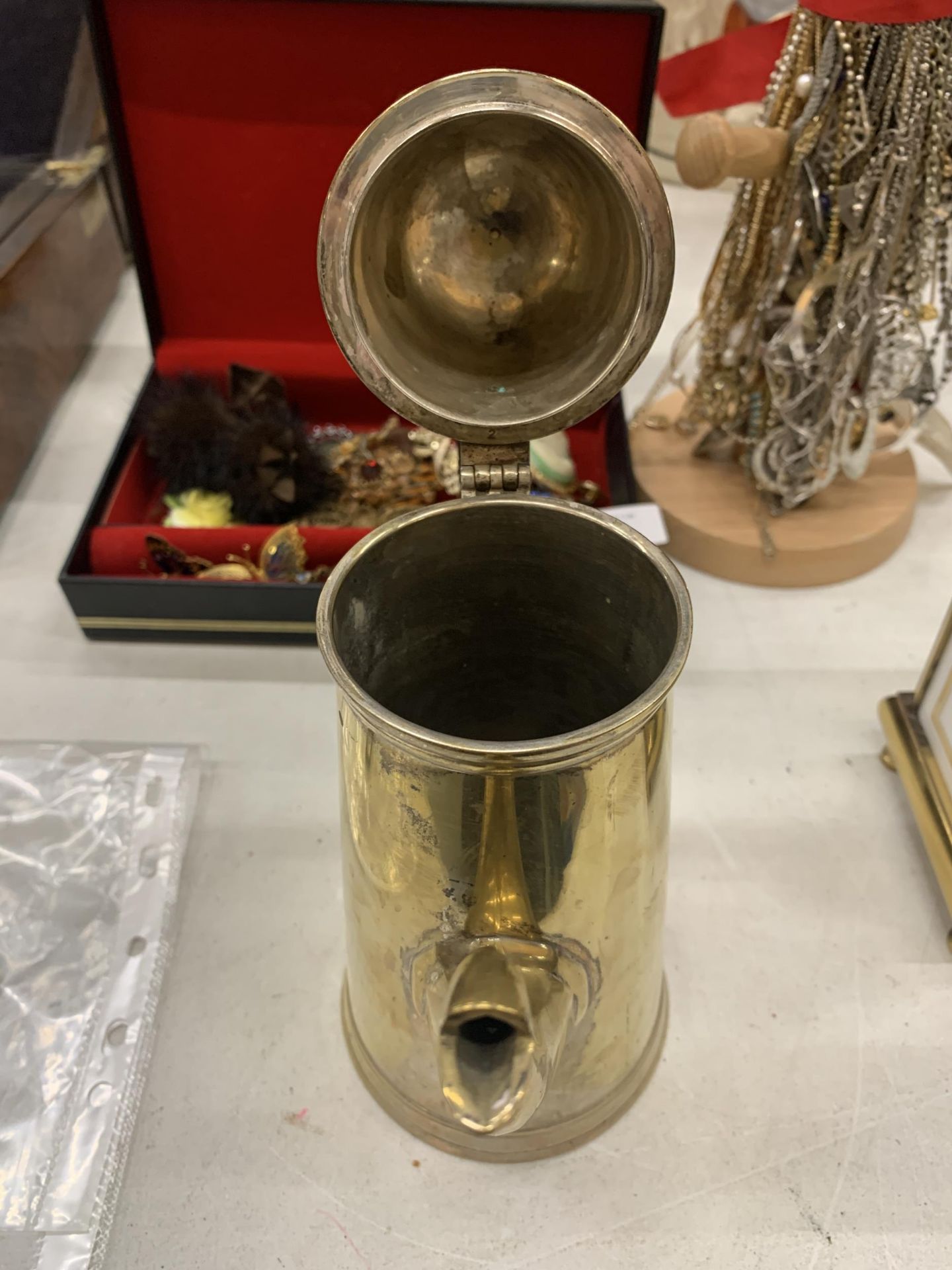 A VINTAGE BRASS SMALL COFFEE POT, HEIGHT 21CM - Bild 2 aus 2