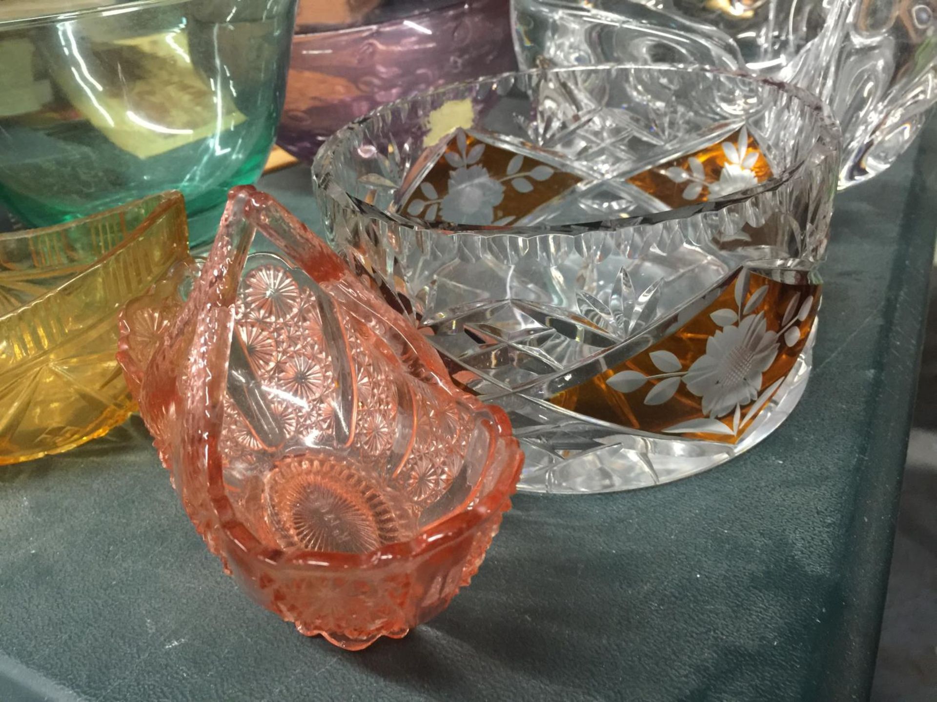 A QUANTITY OF GLASSWARE TO INCLUDE A HEAVY ART GLASS BOWL, COLOURED GLASS BOWLS, ETC - Image 3 of 4