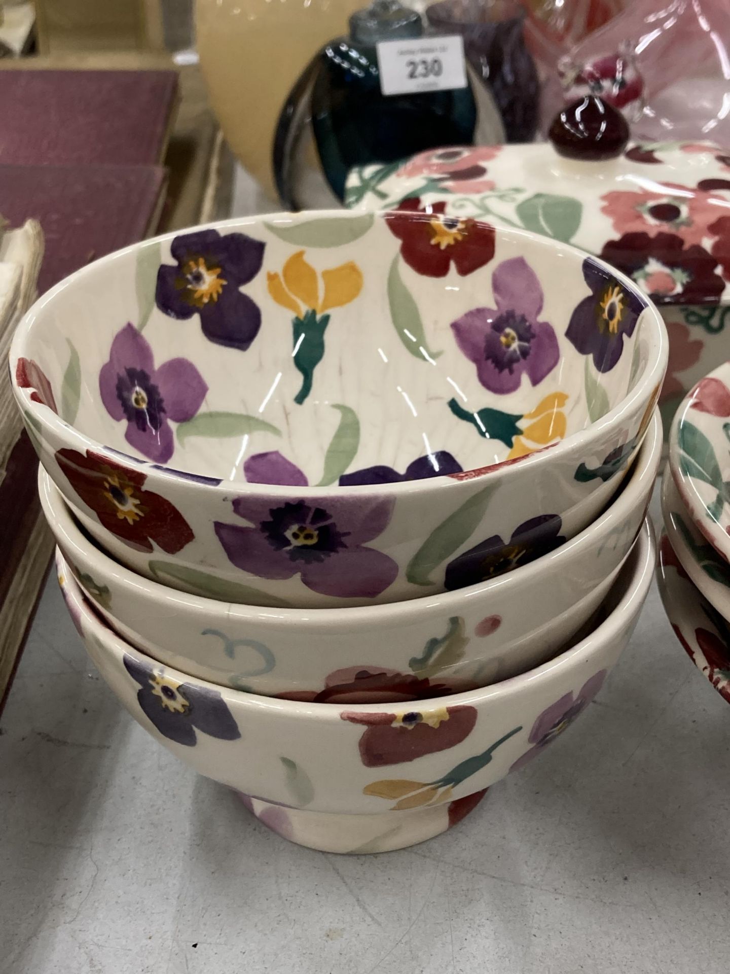 A COLLECTION OF EMMA BRIDGEWATER POTTERY TO INCLUDE A BUTTER DISH AND BOWLS IN A FLORAL PATTERN - Bild 3 aus 5
