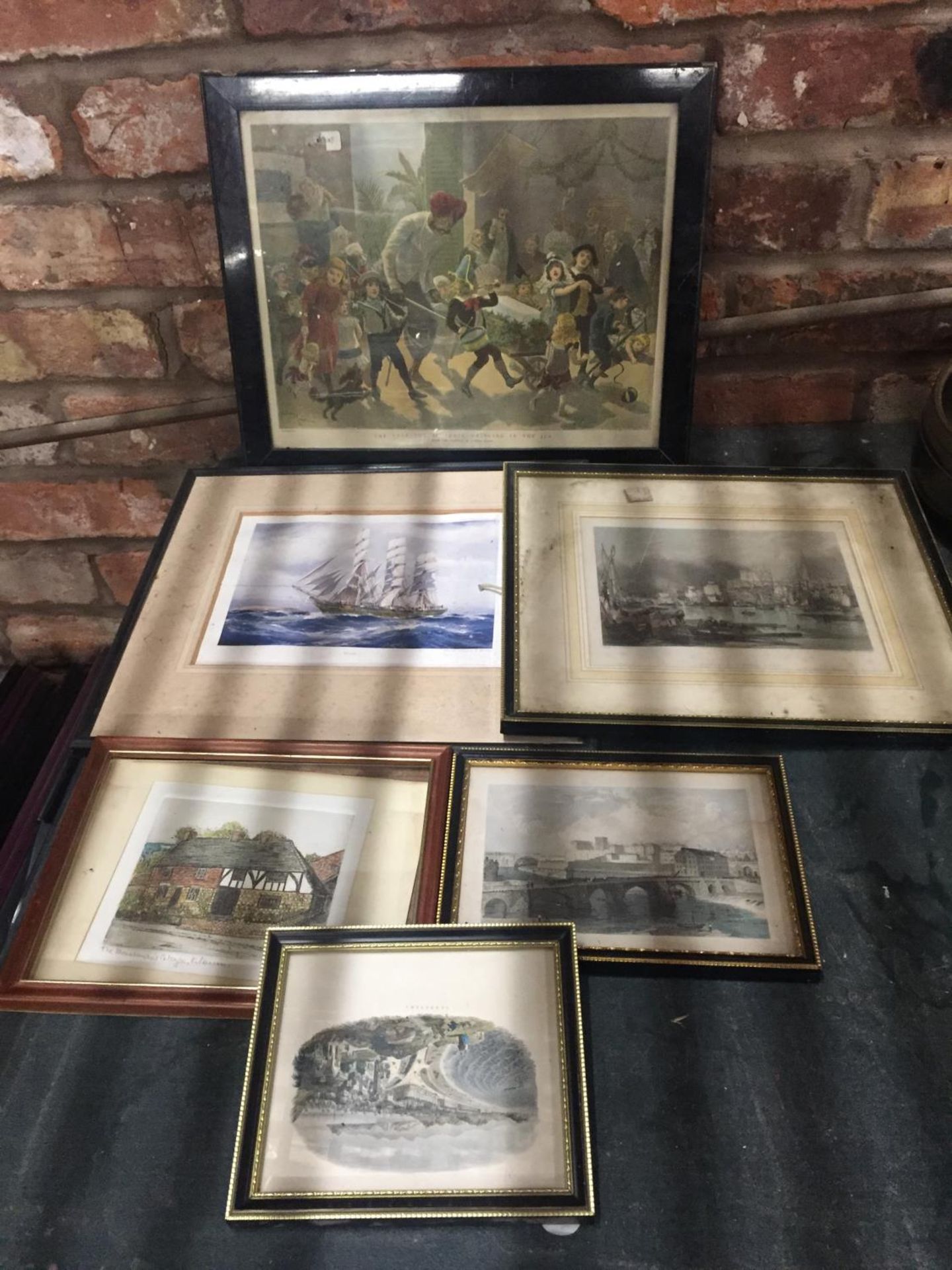 A QUANTITY OF VINTAGE PRINTS TO INCLUDE SHIPS, ETC - 6 IN TOTAL