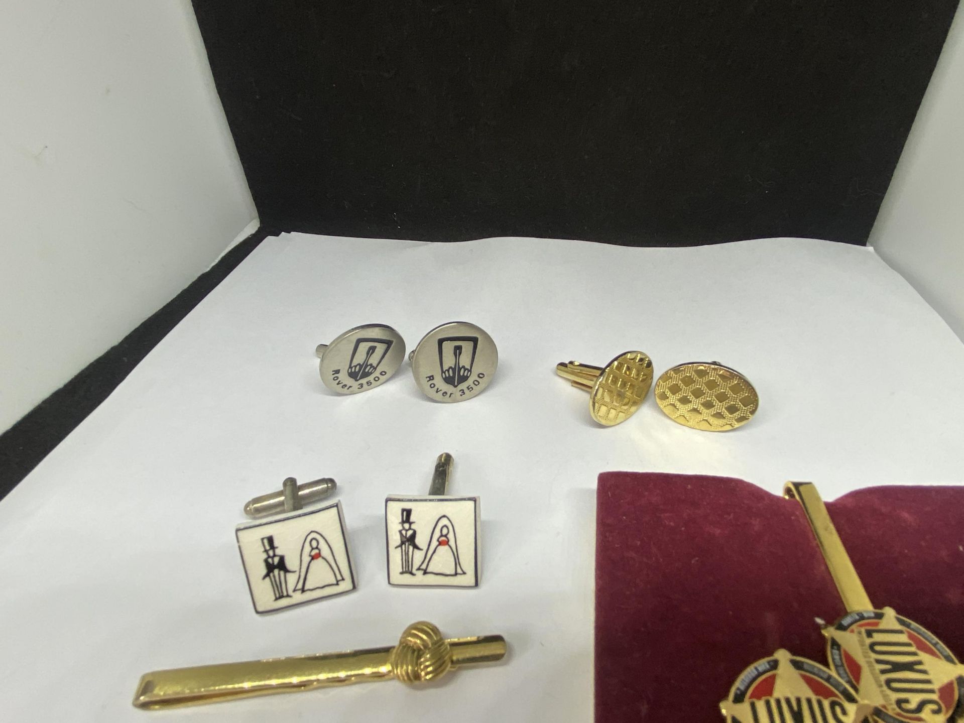 A COLLECTION OF CUFF LINKS AND TIE PINS - Bild 2 aus 4