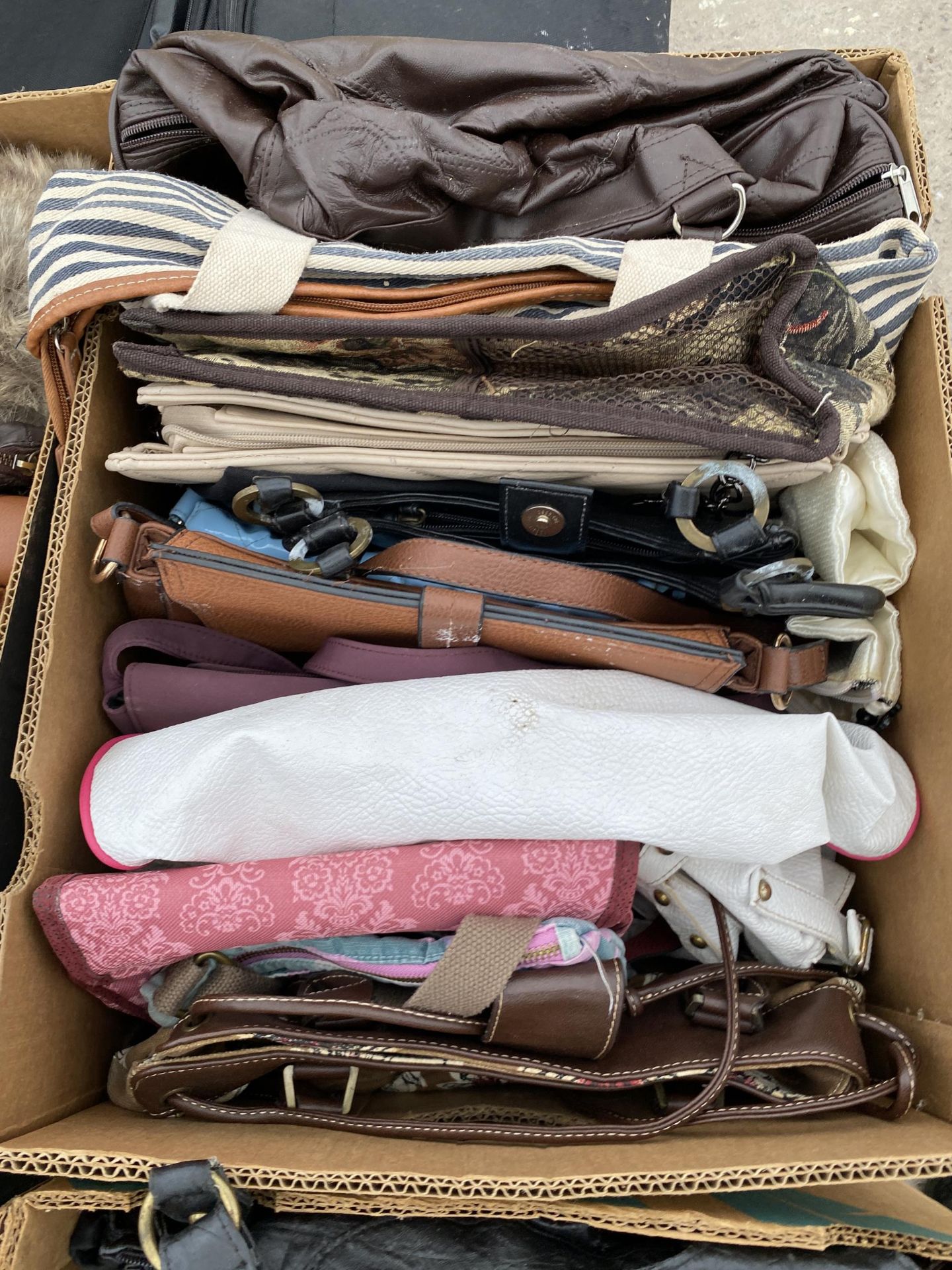 A LARGE ASSORTMENT OF LADIES HANDBAGS ETC - Bild 2 aus 6