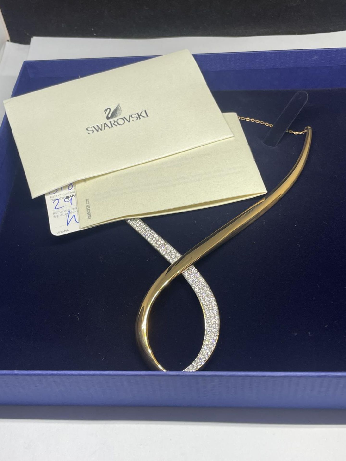 A SWAROVSKI CRYSTAL TWIST NECKLACE WITH CERTIFICATE IN A PRESENTATION BOX WITH SLEEVE COVER - Image 2 of 4