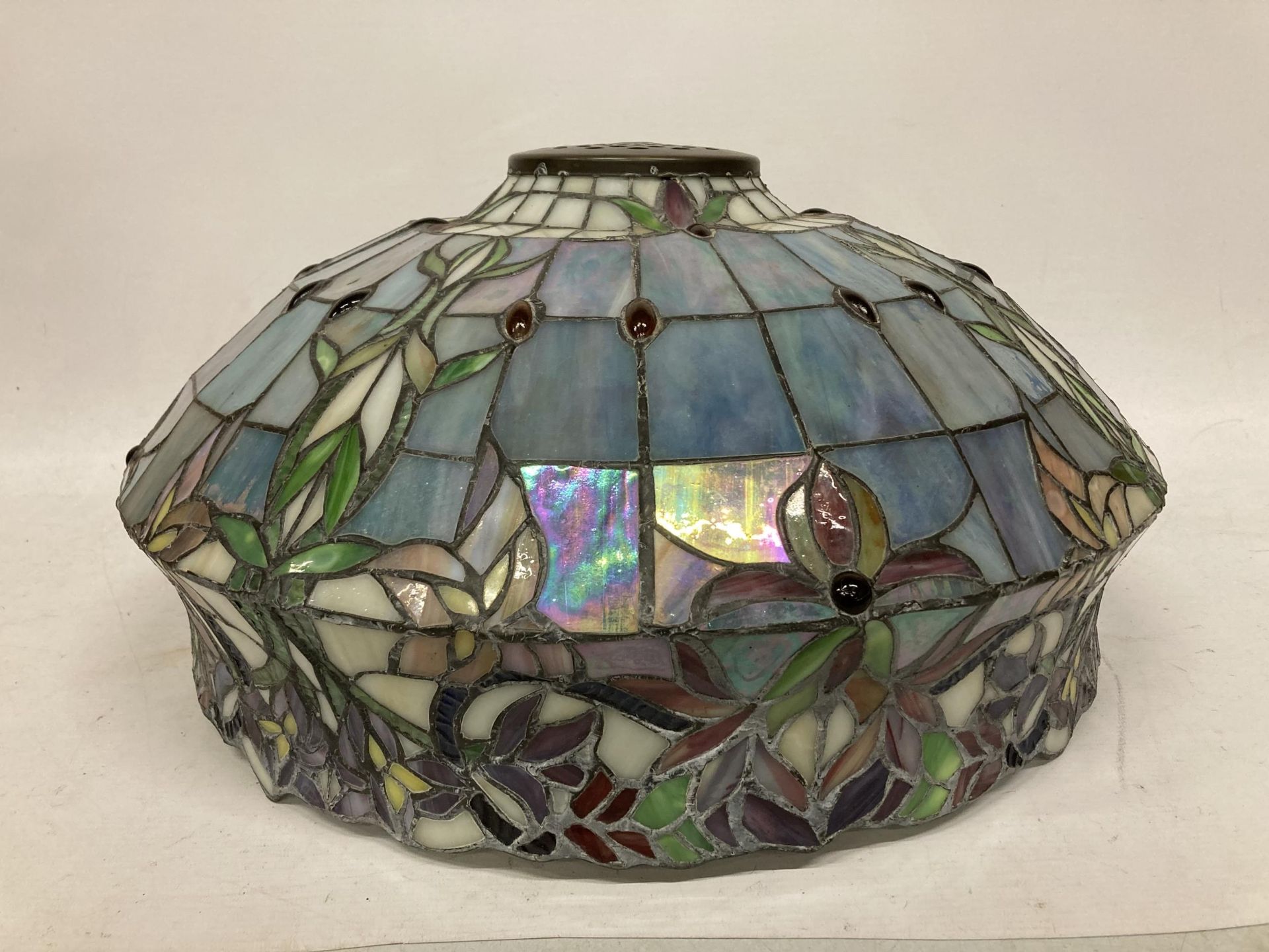 A VINTAGE TIFFANY STYLE LEADED GLASS CEILING LIGHT SHADE