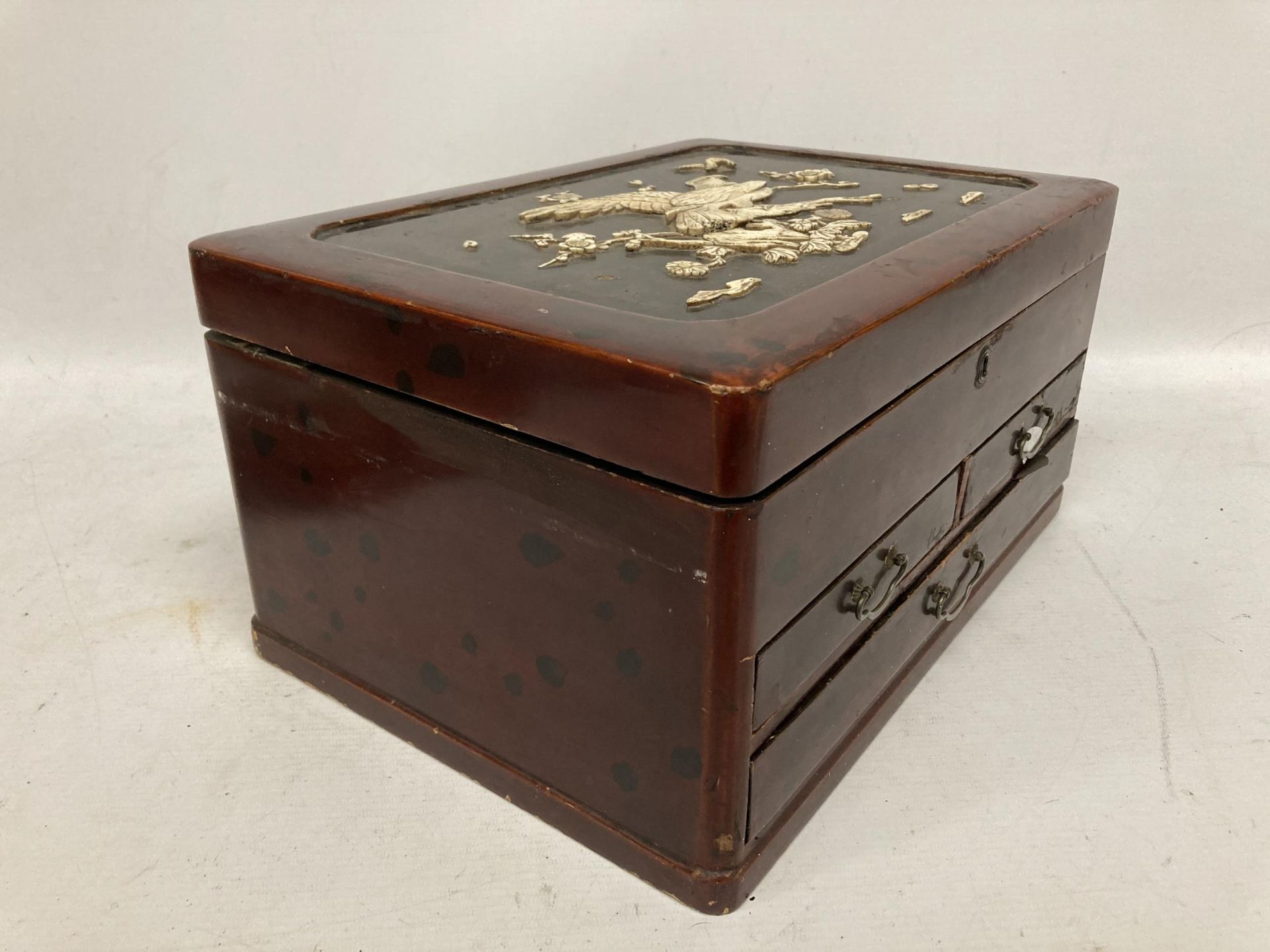 A JAPANESE LACQUERED SEWING BOX AND CONTENTS WITH BIRD DESIGN TOP AND INNER COMPARTMENTS AND LOWER - Image 4 of 4