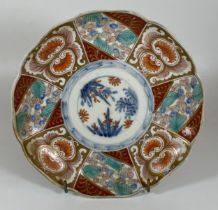 A JAPANESE MEIJI PERIOD (1868-1912) PORCELAIN ARITA IMARI SCALLOPED PLATE, DIAMETER 21.5CM