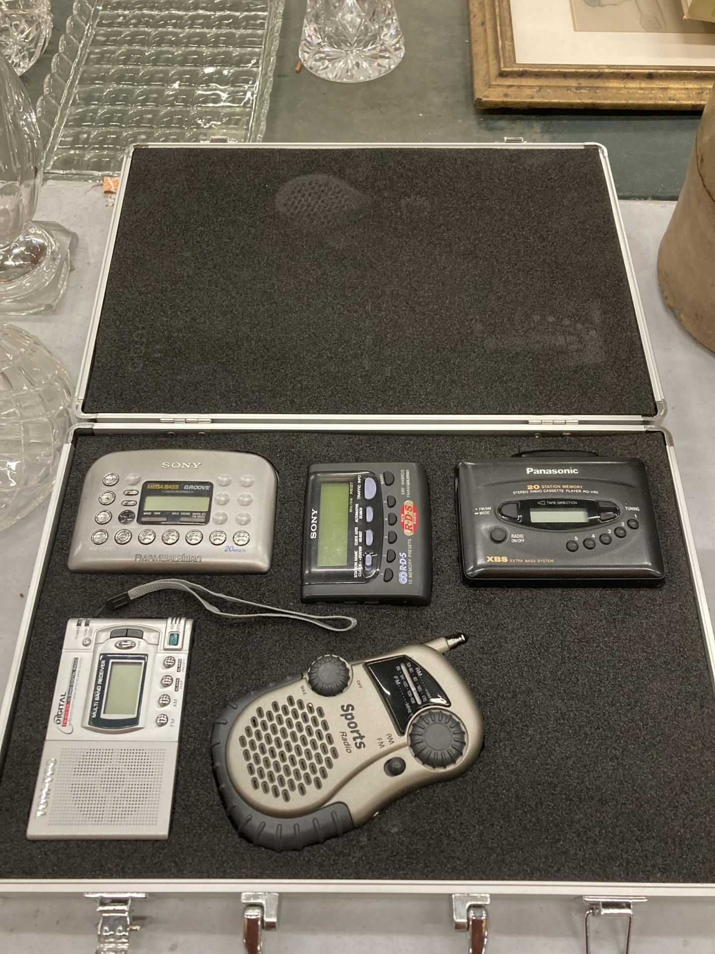 A QUANTITY OF ITEMS TO INCLUDE A TOM-TEC DIGITAL RECEIVER, TWO SONY WALKMANS', A PANASONIC RADIO