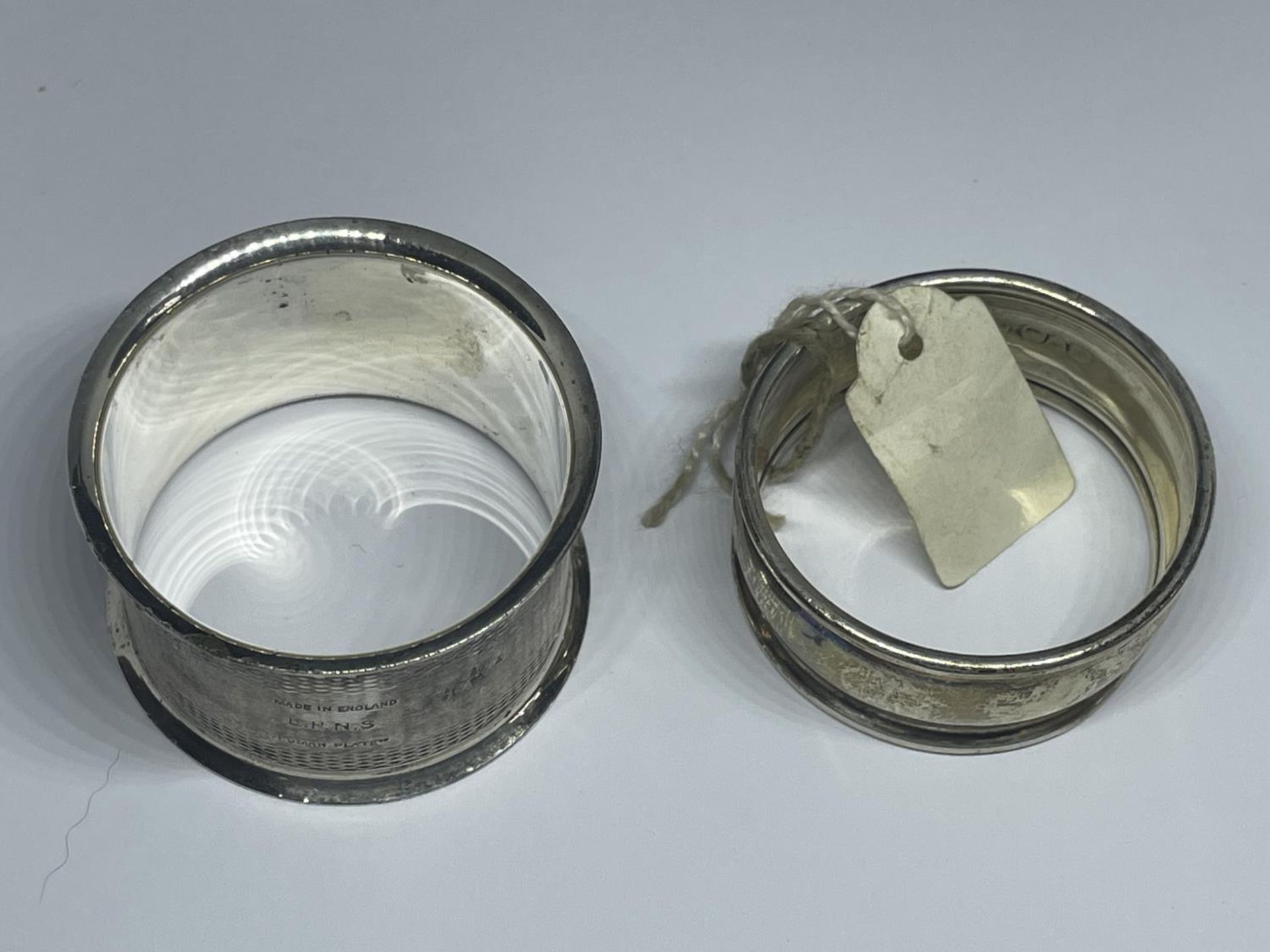 TWO NAPKIN RINGS TO INCLUDE A CHESTER HALLMARKED AND A SILVER PLATED - Bild 3 aus 3