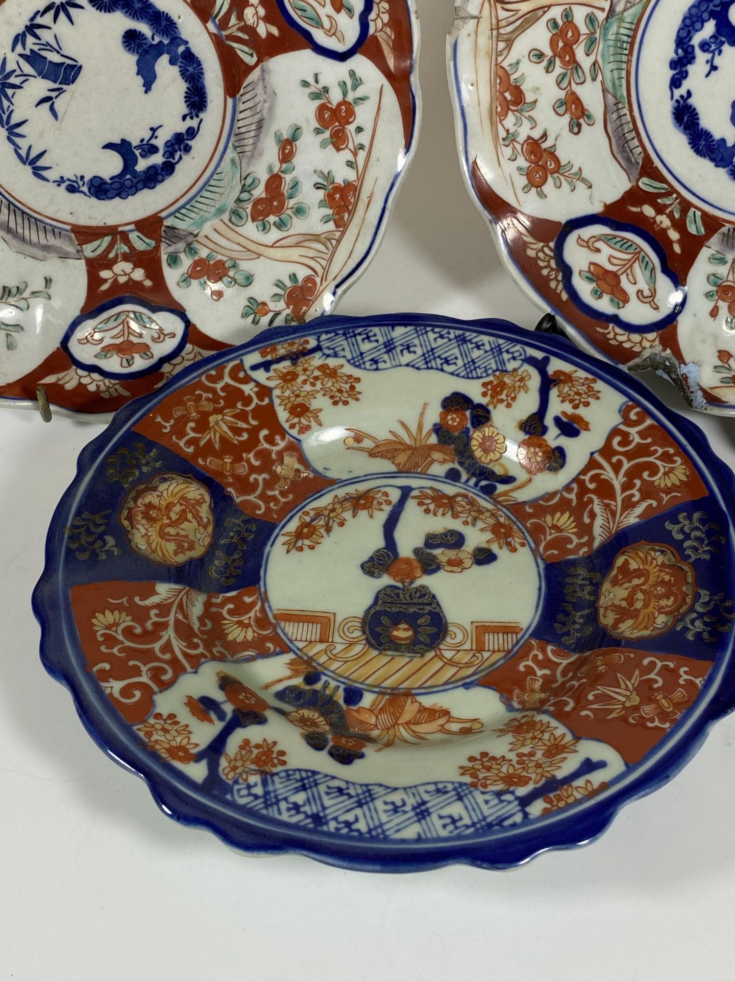 THREE JAPANESE IMARI PLATES - PAIR OF MEIJI PERIOD SCALLOPED RIM EXAMPLES AND A LATER EXAMPLE WITH - Image 4 of 7