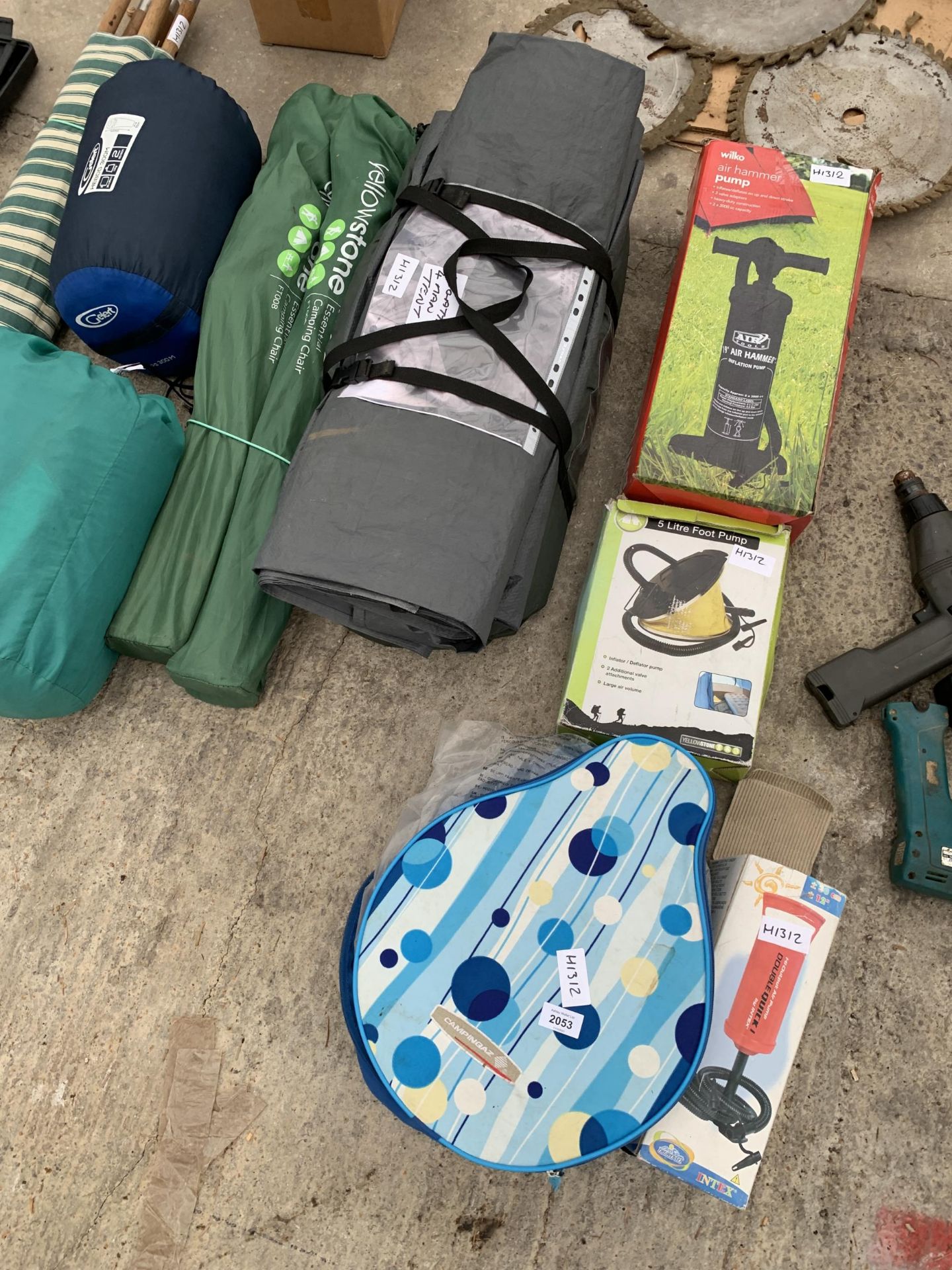 AN ASSORTMENT OF CAMPING ITEMS TO INCLUDE A TENT, PUMPS AND SLEEPING BAGS ETC - Image 2 of 3