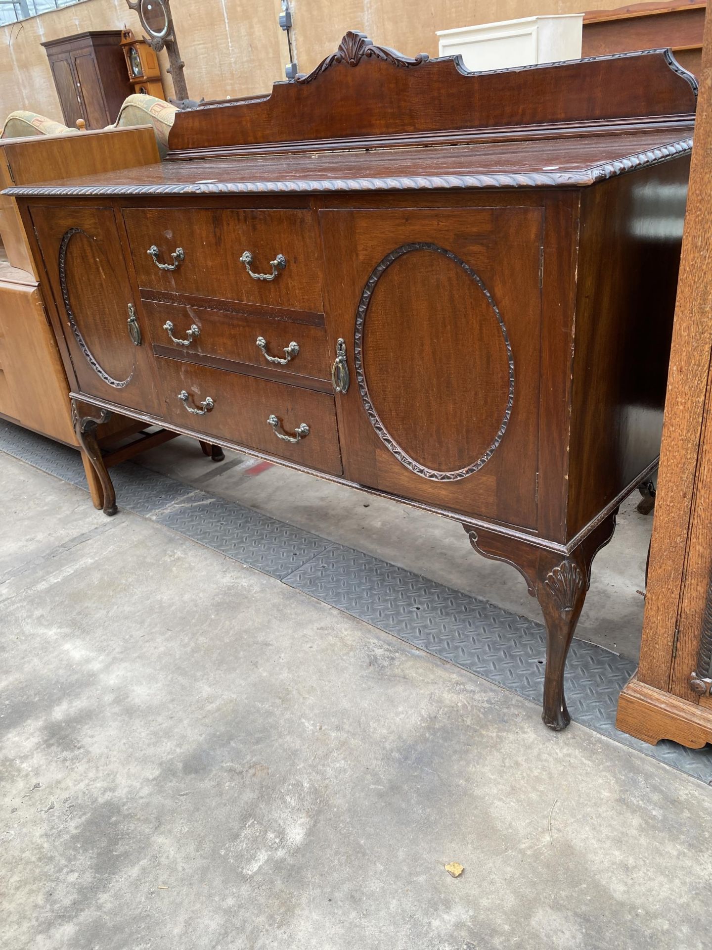 AN EARLY 20TH CENTURY MAHOGANY SIDEBOARD WITH ROPE EDGE ON CABRIOLE LEGS, 60" WIDE - Image 2 of 4