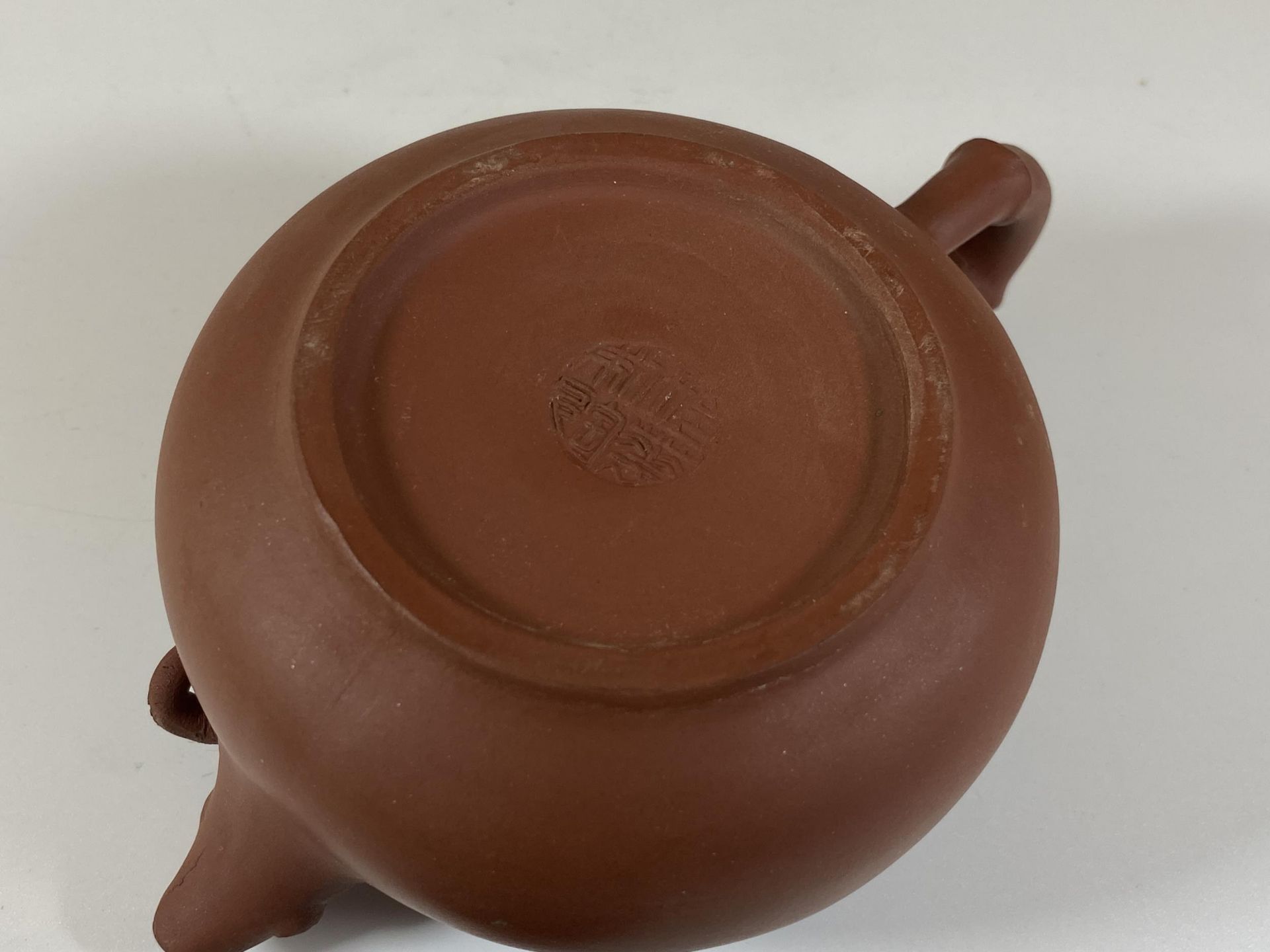 A CHINESE YIXING CLAY TEAPOT WITH FLORAL RELIEF MOULDED DESIGN, SEAL MARK TO BASE AND LID INNER, - Image 4 of 6