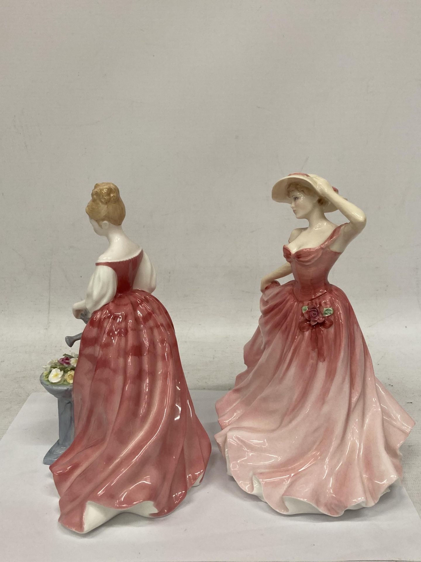 TWO ROYAL DOULTON FIGURINES "ALEXANDRA" HN 3292 AND LADY OF THE YEAR 1997 HN 3992 "ELLEN" - Bild 3 aus 4