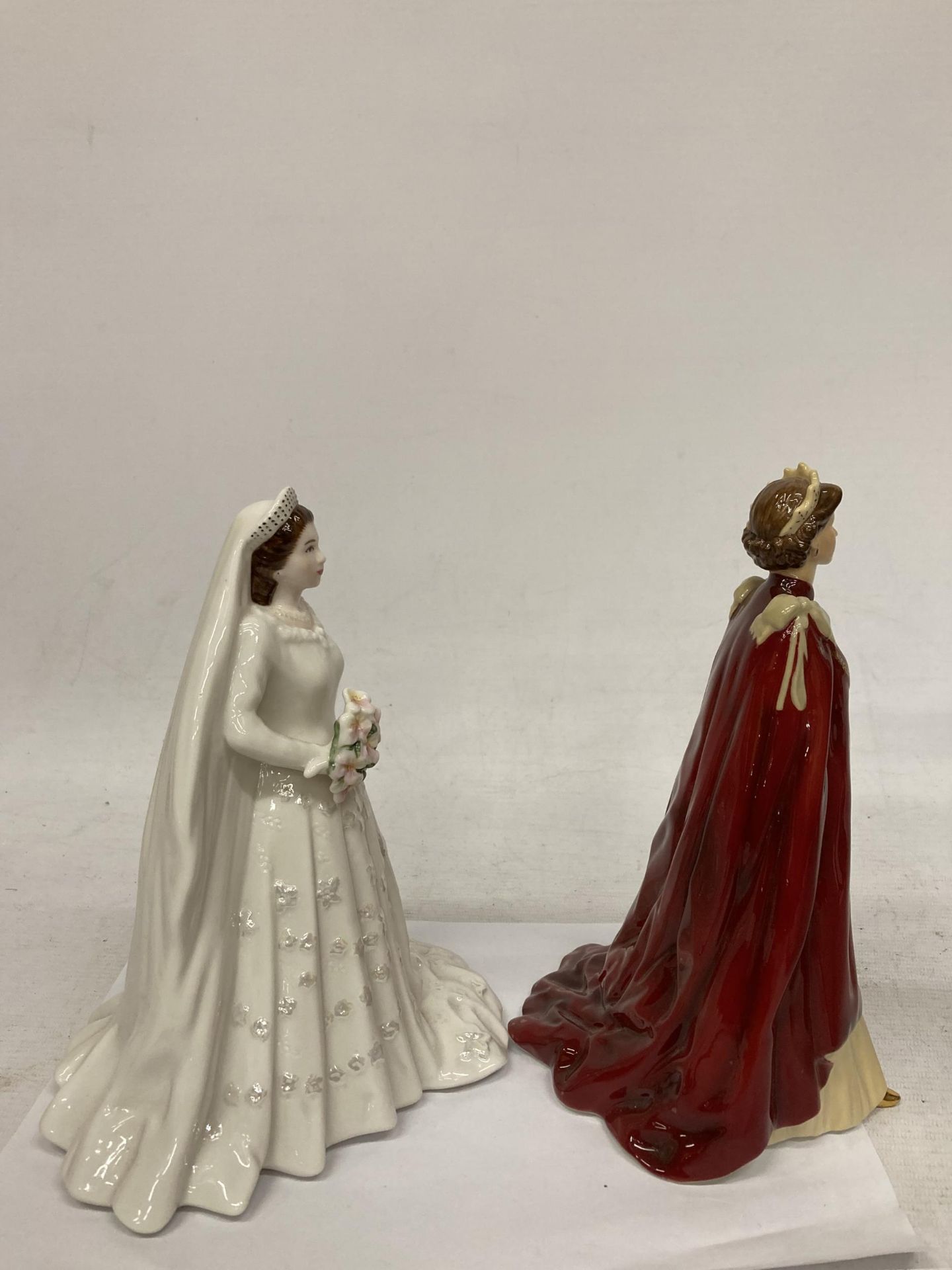 TWO ROYAL WORCESTER FIGURES - HER MAJESTY QUEEN ELIZABETH II WEDDING ANNIVERSARY & THE QUEENS 80TH - Bild 2 aus 4