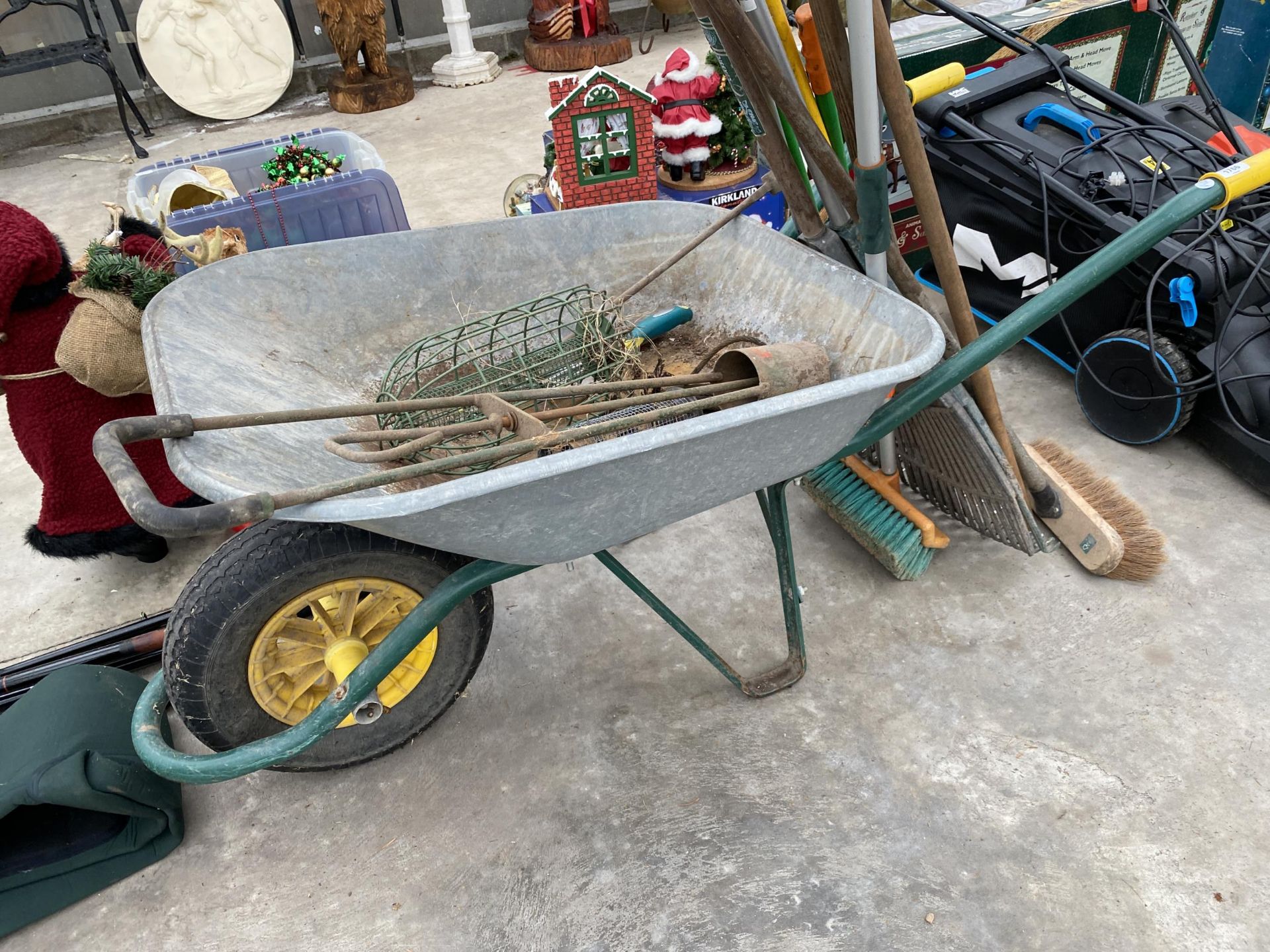 AN ASSORTMENT OF GARDEN ITEMS TO INCLUDE A WHEEL BARROW, RAKES AND BRUSHES ETC - Image 2 of 4