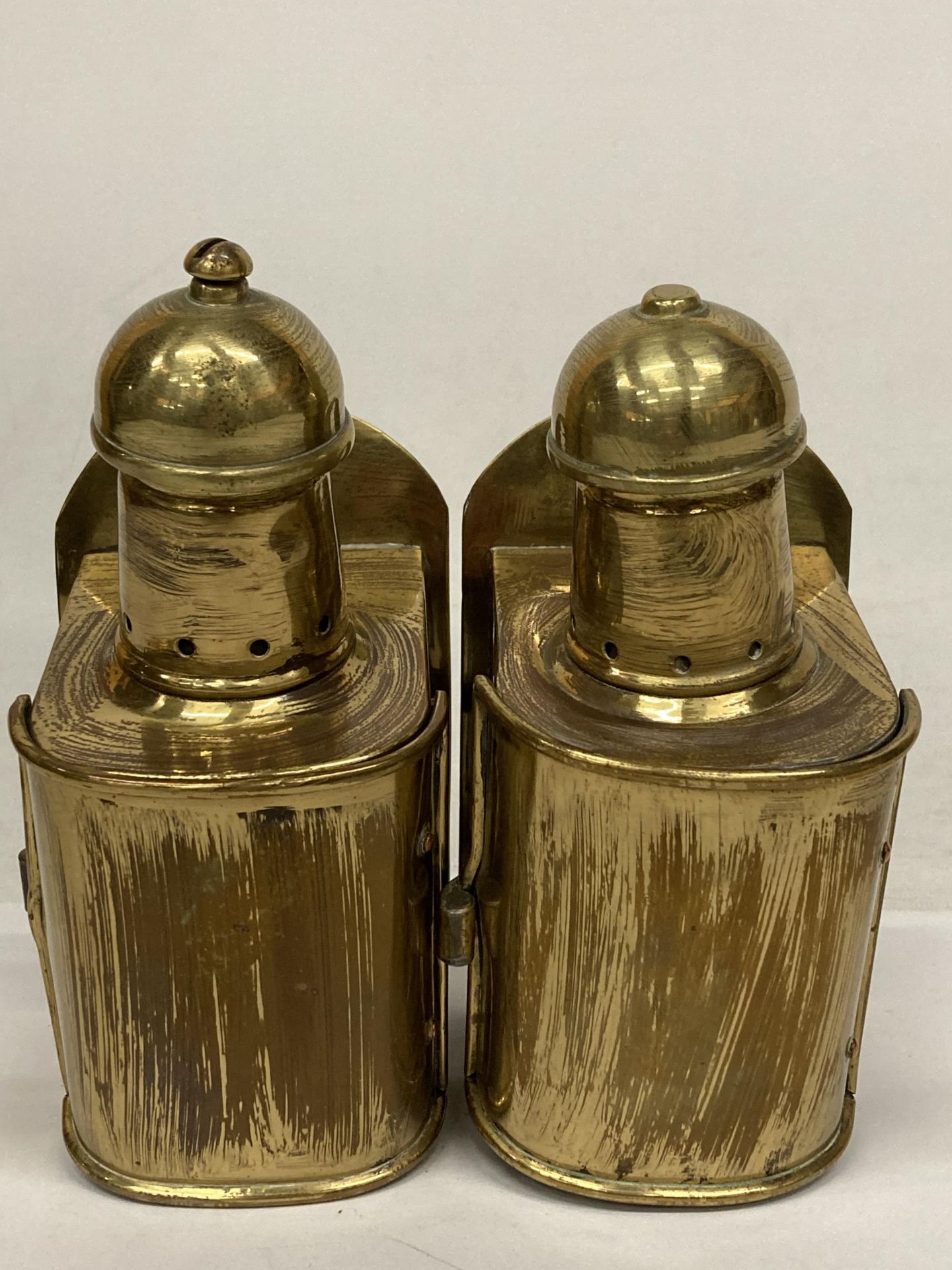 A PAIR OF VINTAGE BRASS CARRIAGE LANTERNS - Image 3 of 4