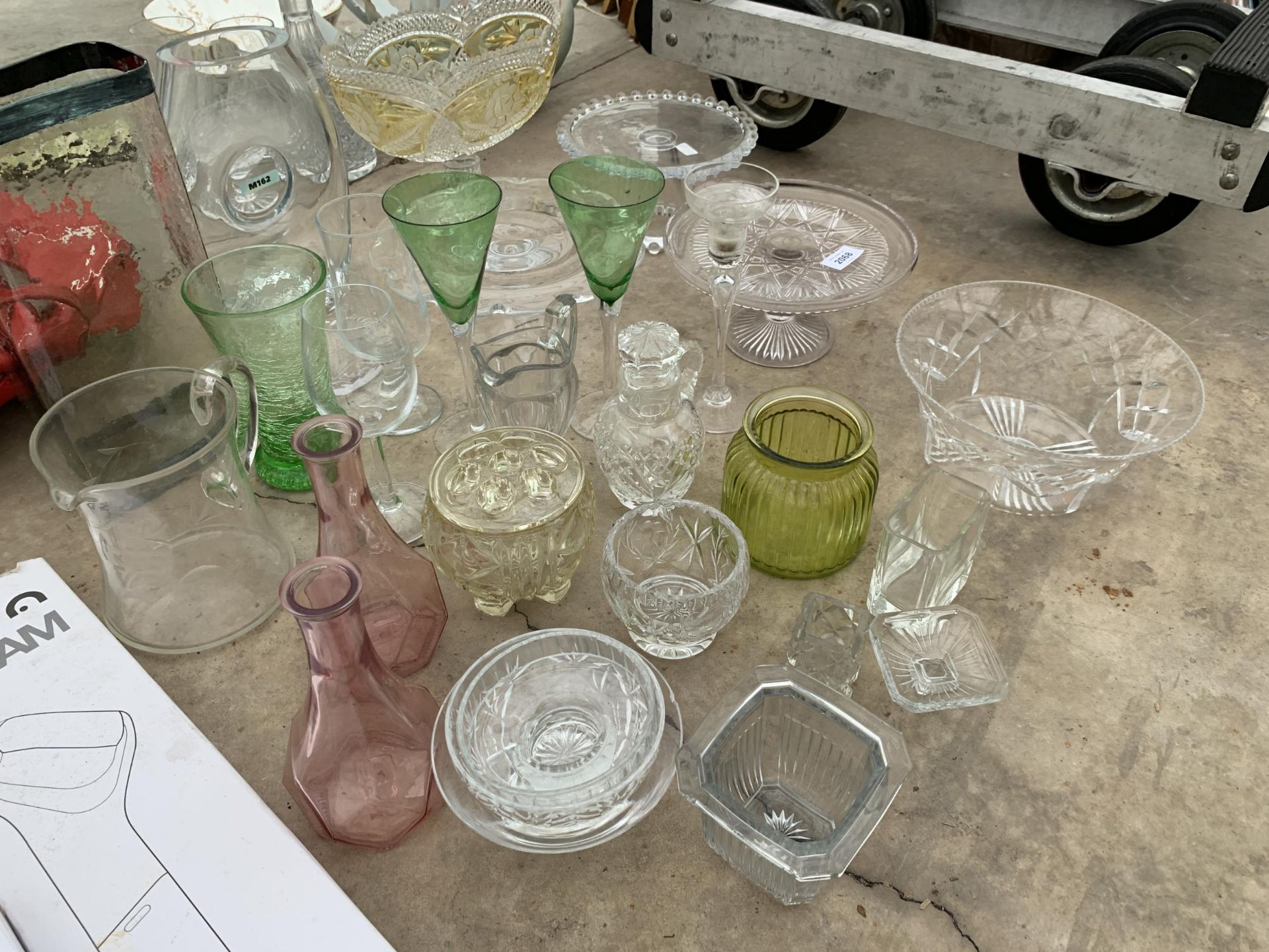 AN ASSORTMENT OF GLASS WARE TO INCLUDE VASES AND CAKE STANDS ETC - Image 2 of 4