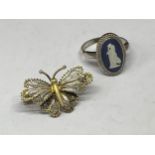 A SILVER BLUE WEDGWOOD JASPERWARE RING SIZE Q/R AND A SILVER BUTTERFLY BROOCH