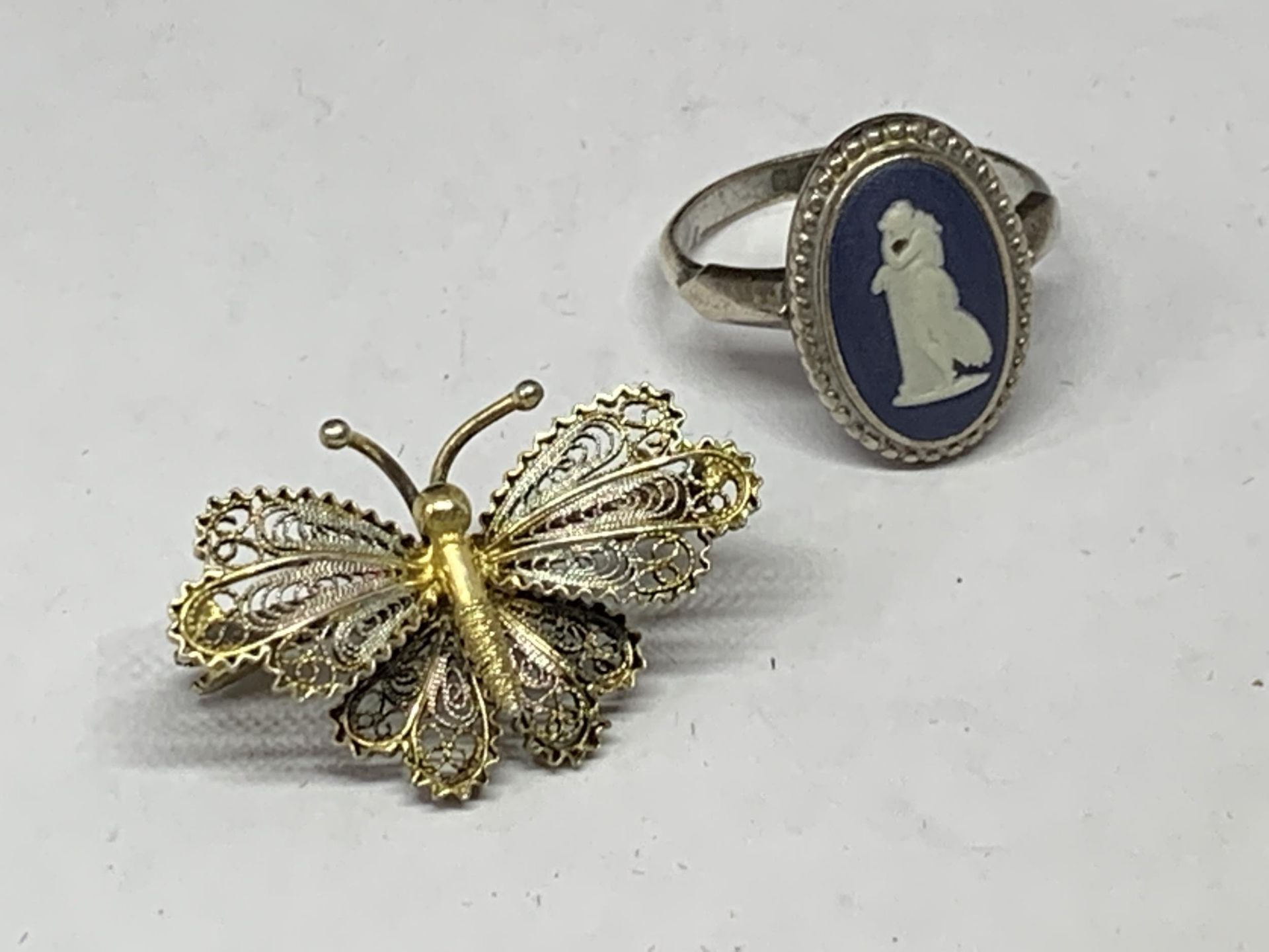 A SILVER BLUE WEDGWOOD JASPERWARE RING SIZE Q/R AND A SILVER BUTTERFLY BROOCH