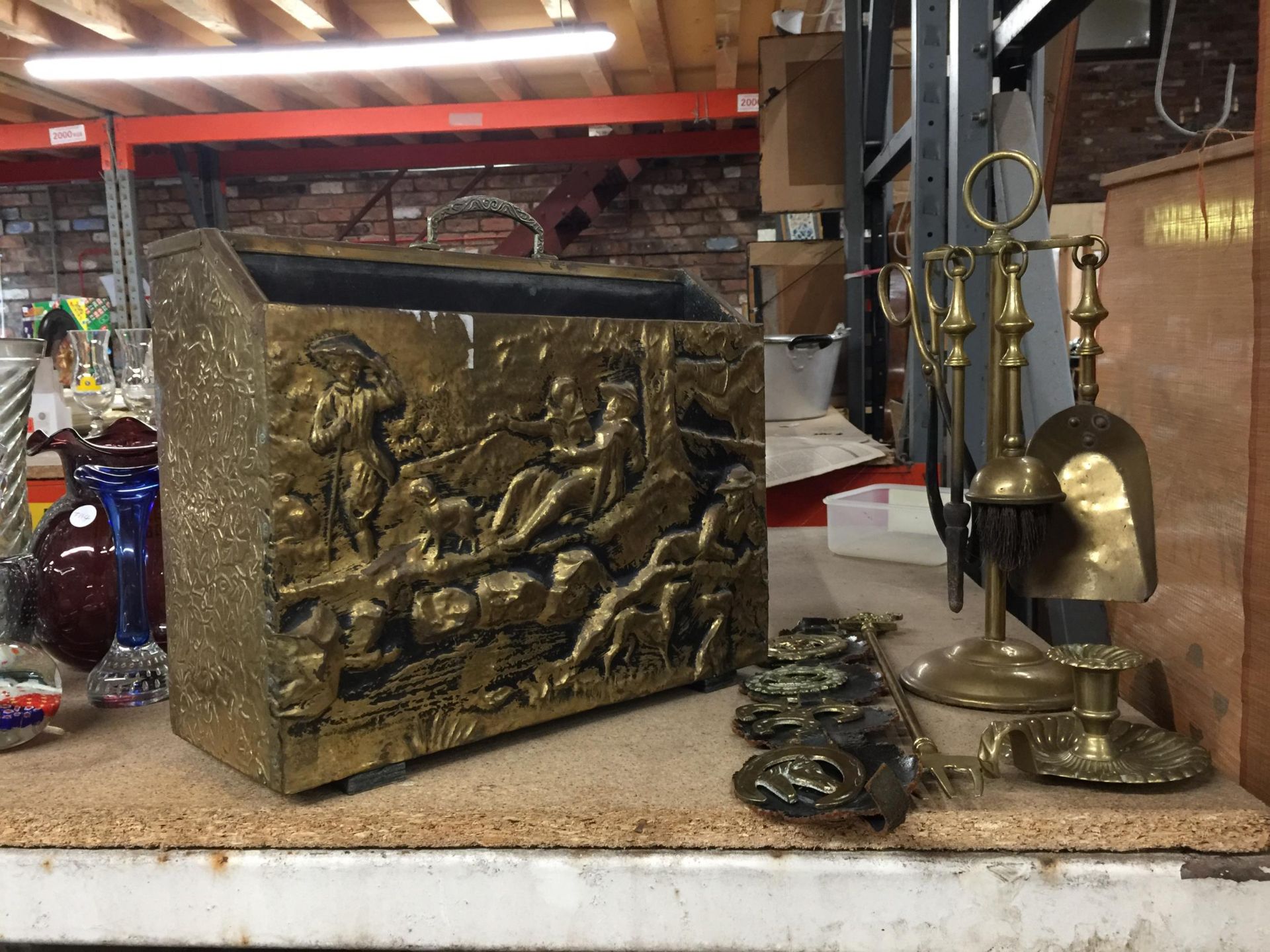 A MIXED LOT OF BRASSWARE TO INCLUDE MAGAZINE RACK, FIRESIDE COMPANION STAND ETC