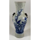 AN EARLY 20TH CENTURY CHINESE BLUE AND WHITE CRACKLE GLAZE VASE WITH SEAL MARK TO BASE, HEIGHT 25CM