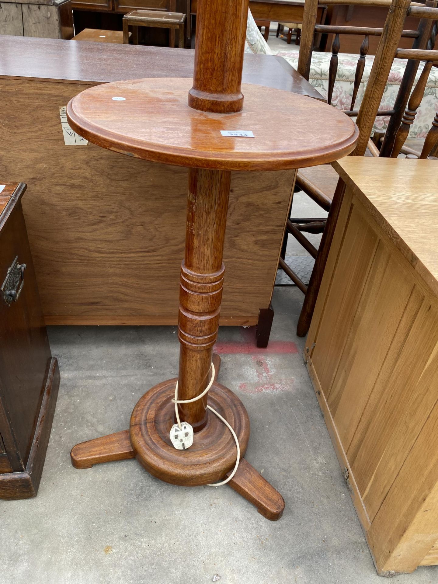 A MID 20TH CENTURY MAHOGANY STANDARD LAMP WITH MID HEIGHT SHELF COMPLETE SHADE - Bild 2 aus 3