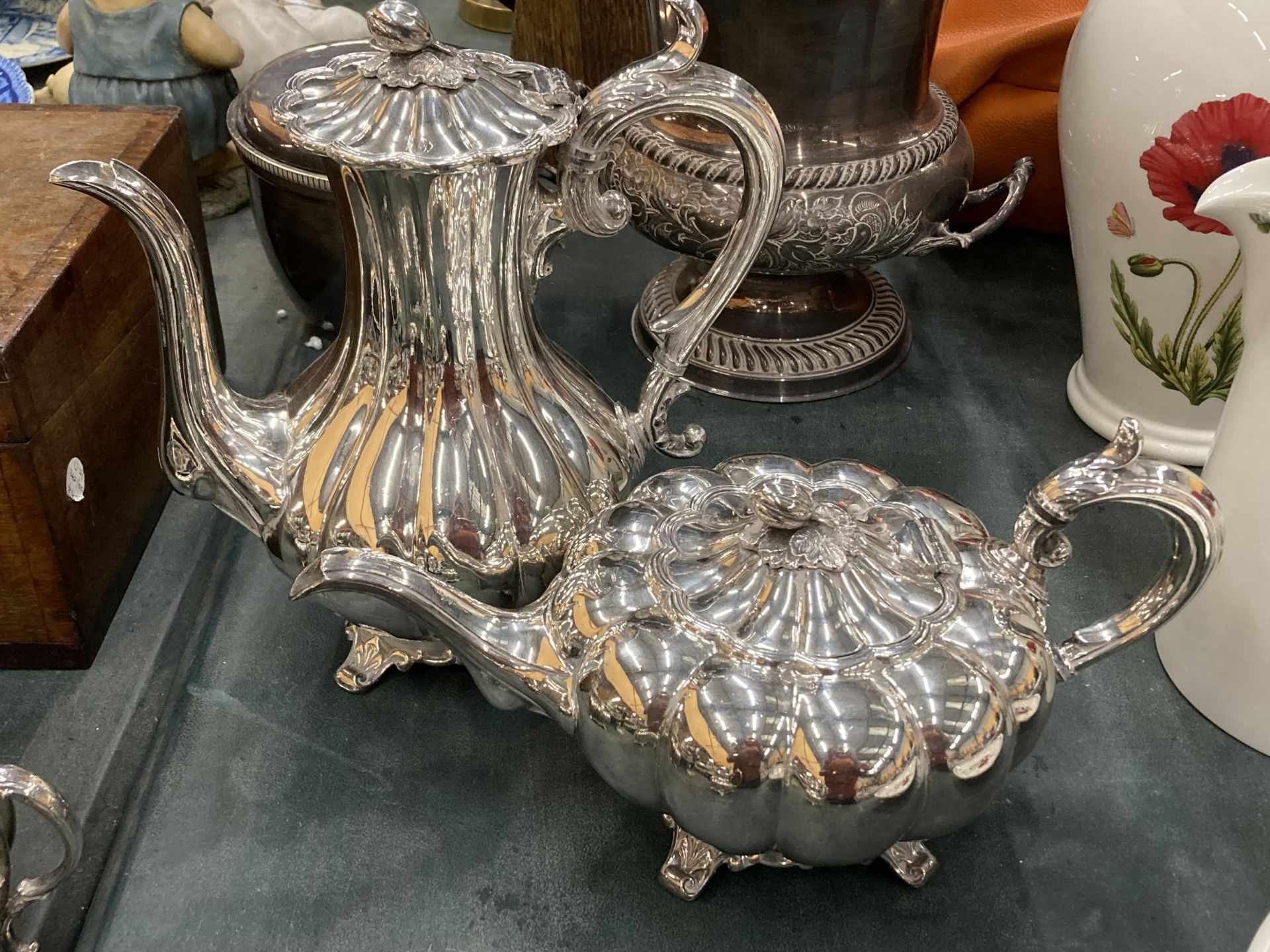 A FOUR PIECE SILVER PLATED SET TO INCLUDE A TEAPOT, COFFEE POT, CREAM JUG AND SUGAR BOWL - Bild 2 aus 4