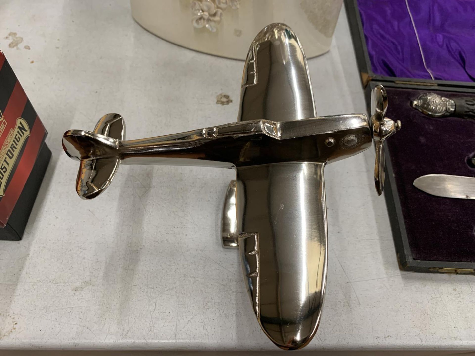 A CHROME MODEL OF A SPITFIRE ON A STAND HEIGHT 13CM, LENGTH 17CM - Image 2 of 3