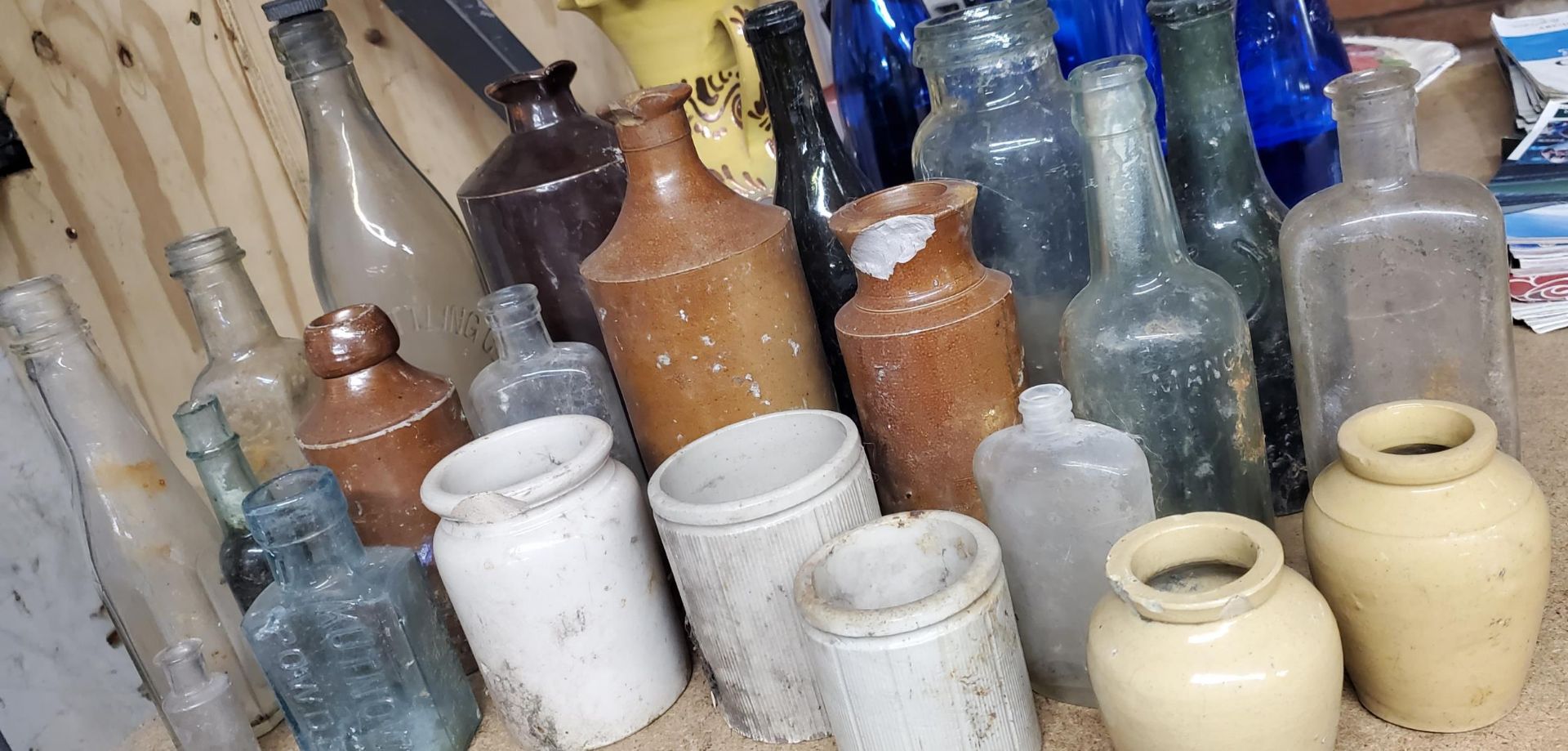 A COLLECTION OF VINTAGE GLASS AND CERAMIC BOTTLES