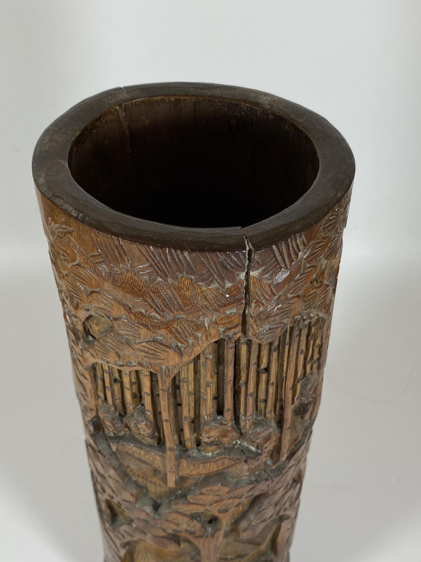 A LATE 19TH / EARLY 20TH CENTURY CHINESE CARVED BAMBOO BRUSH POT / SLEEVE VASE, HEIGHT 31CM - Bild 2 aus 6