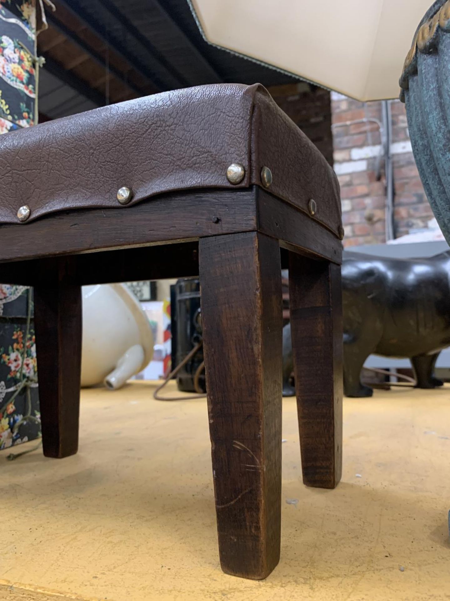 A VINTAGE LEATHER TOPPED MAHOGANY STOOL - Bild 2 aus 2