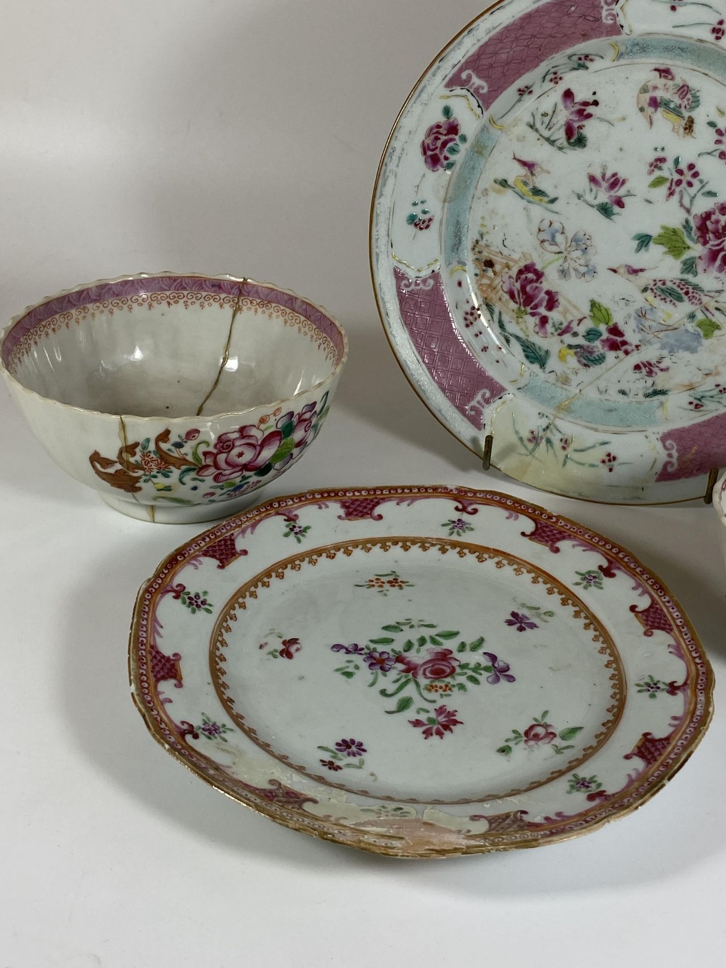 FOUR ITEMS - TWO 18TH CENTURY CHINESE FAMILLE ROSE PORCELAIN PLATES, LARGEST DIAMETER 22CM & TWO - Image 3 of 4