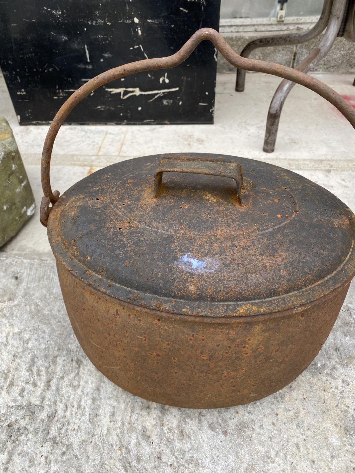 A VINTAGE CAST IRON ROMANY POT BELLY COOKING POT COMPLETE WITH LID