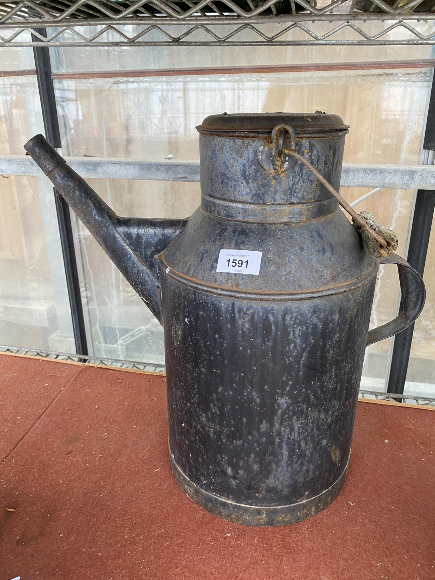 A VINTAGE METAL WATERING CAN/LIDDED JUG