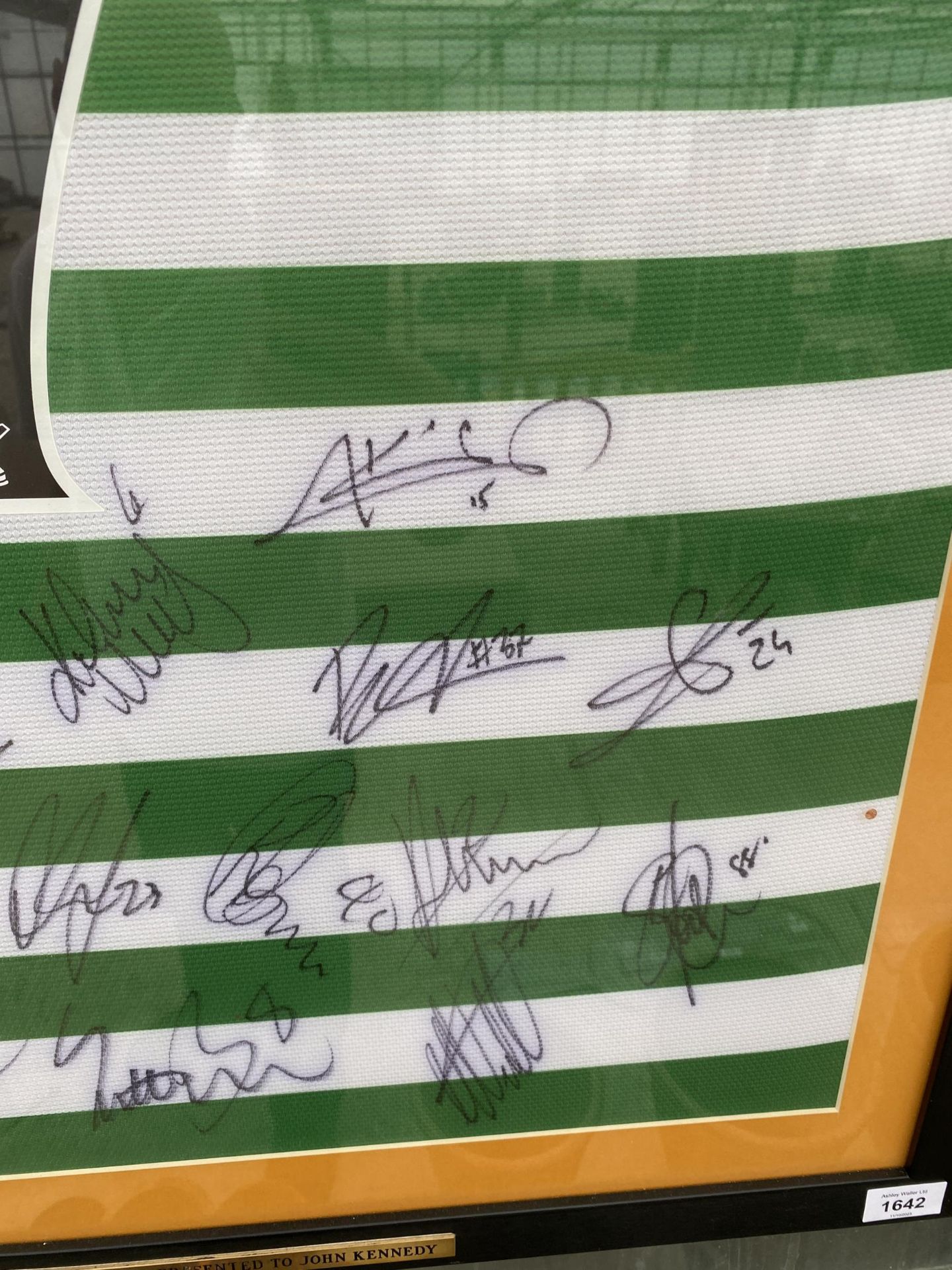 A FRAMED CELTIC FC FOOTBALL SHIRT BEARING VARIOUS AUTOGRAPHS - Image 5 of 5