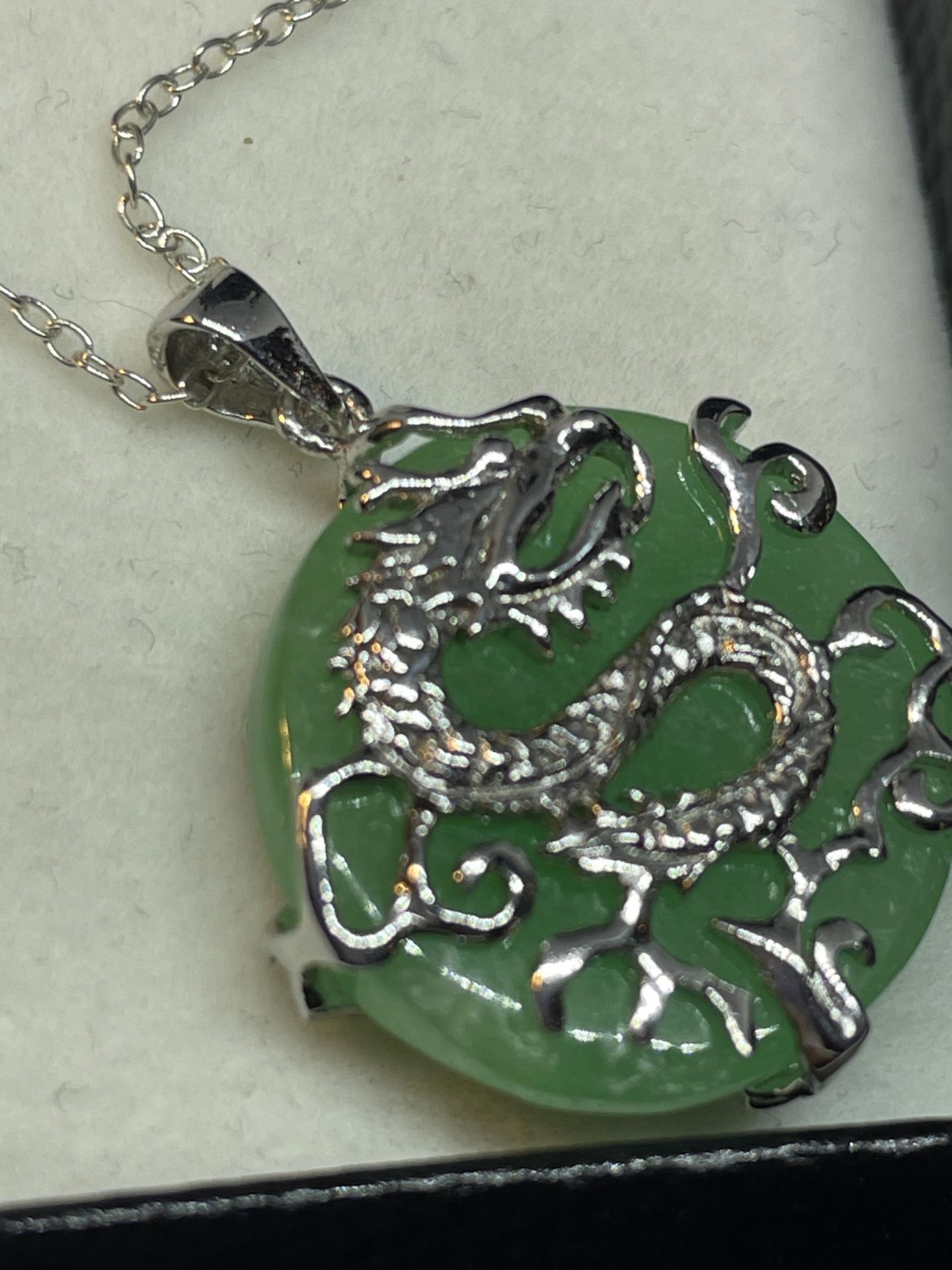 A SILVER AND JADE NECKLACE IN A PRESENTATION BOX - Image 3 of 3
