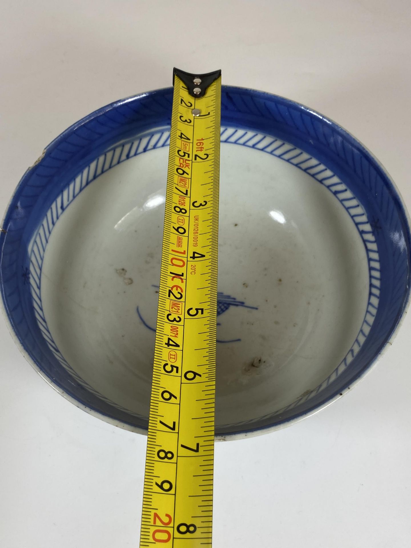 A 19TH CENTURY CHINESE EXPORT BLUE AND WHITE PORCELAIN BOWL WITH PAGODA DESIGN, DIAMETER 17CM - Image 6 of 6