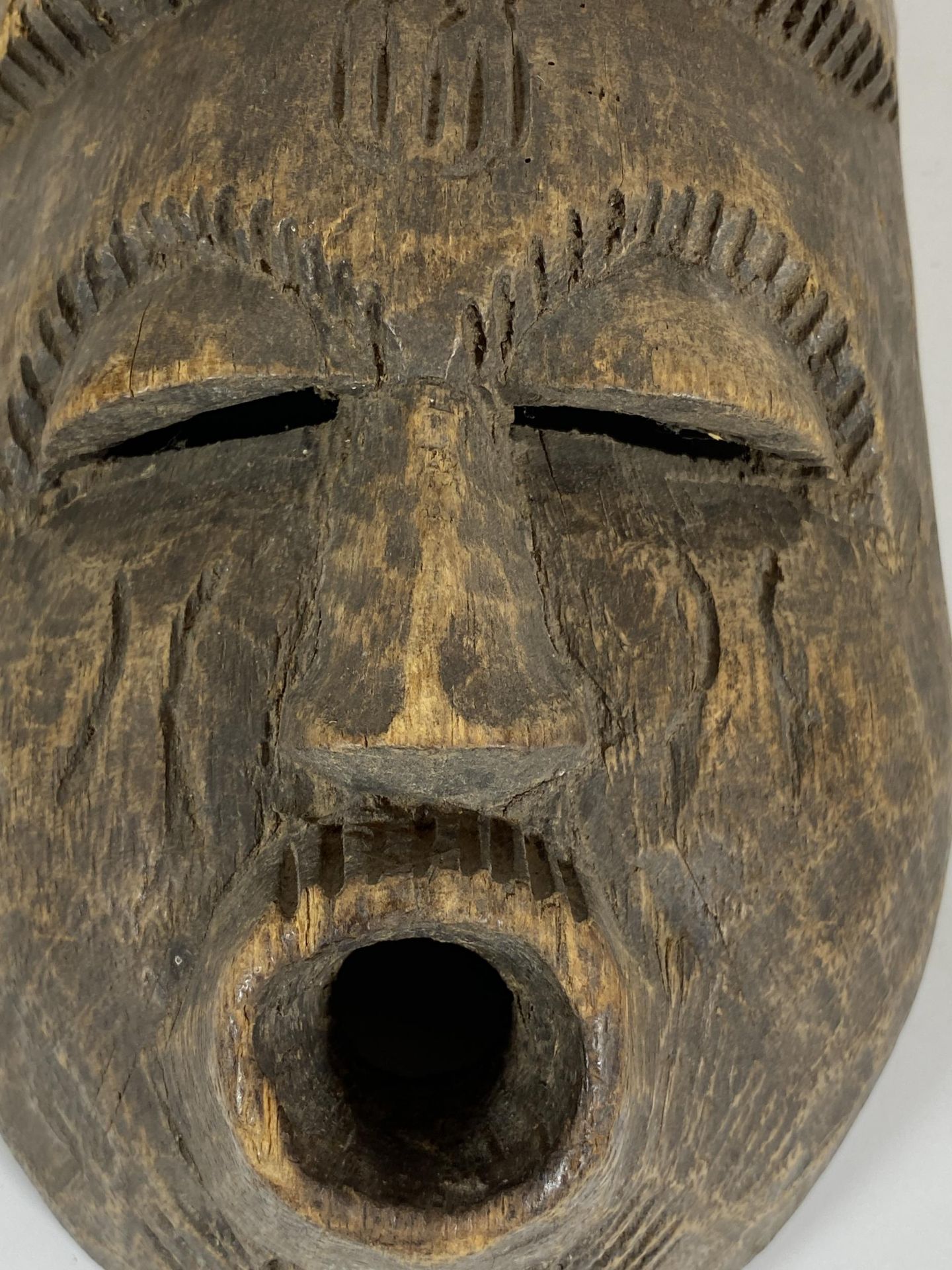 A VINTAGE AFRICAN TRIBAL WOODEN MASK, LENGTH 28CM - Image 2 of 4