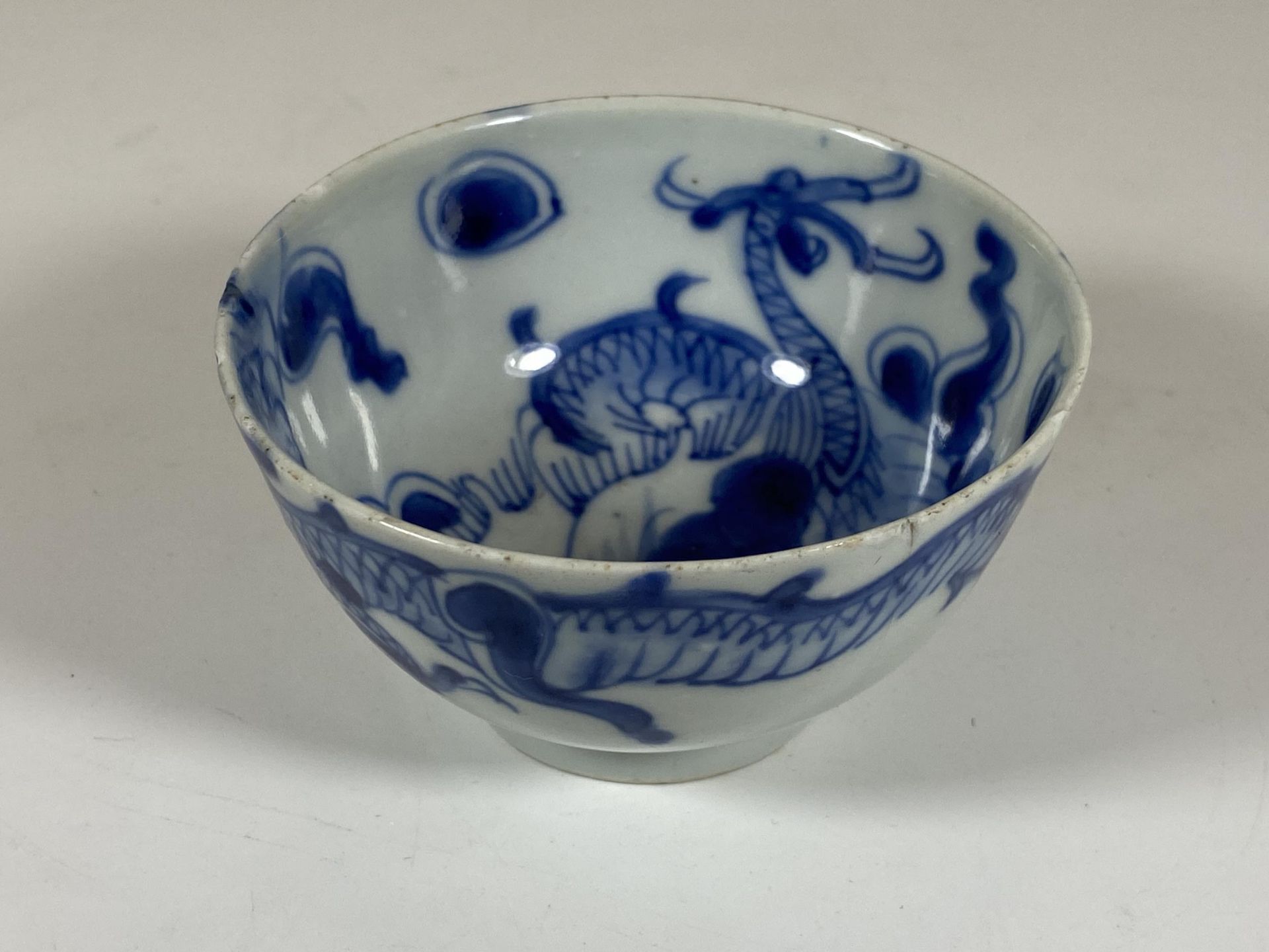 A 19TH CENTURY CHINESE BLUE AND WHITE PORCELAIN DRAGON CROSSING THE WALL DESIGN BOWL, MARKED TO - Image 2 of 9