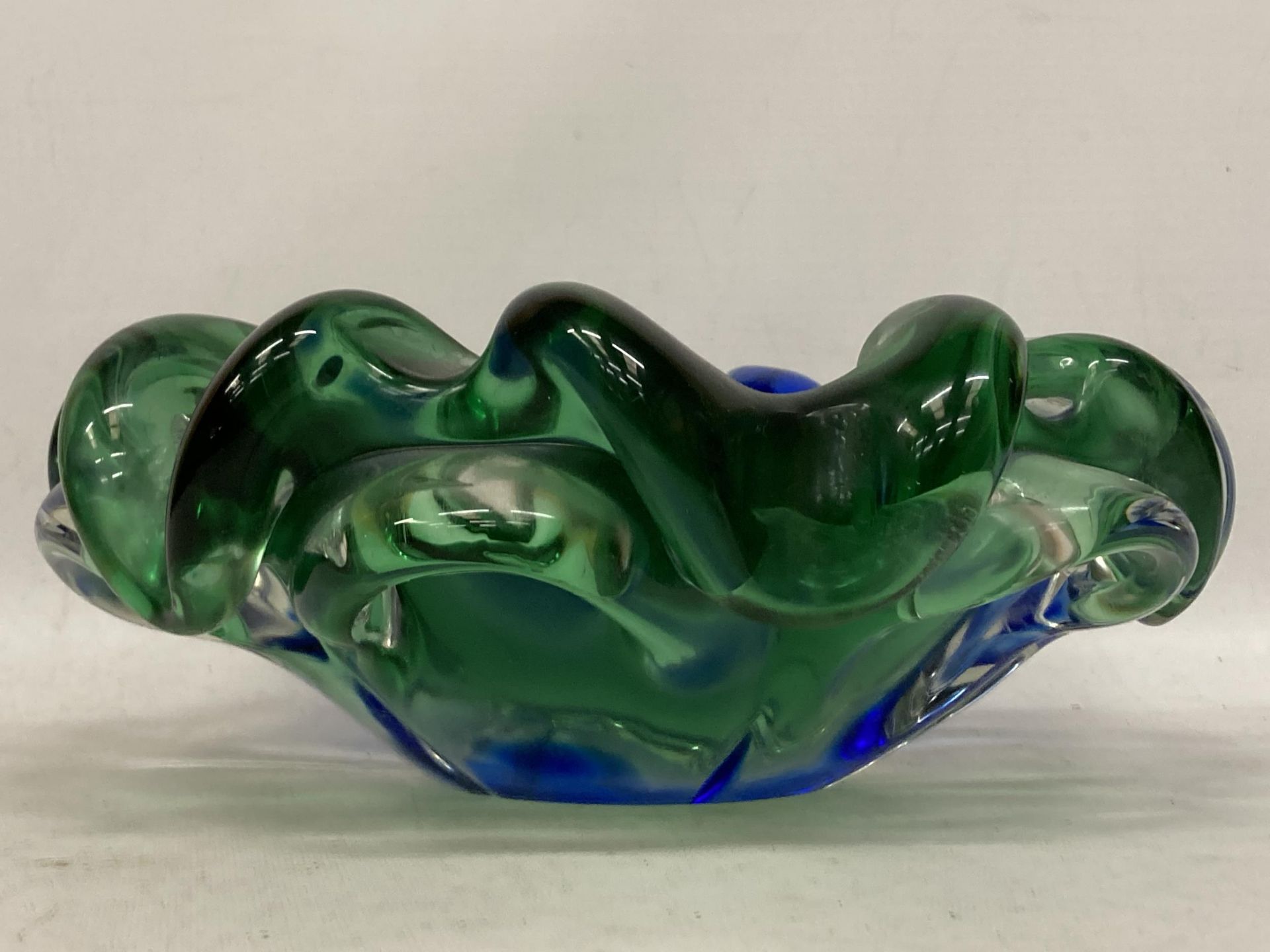 AN ITALIAN BLUE AND GREEN ART GLASS BOWL, POSSIBLY MURANO - Image 3 of 5