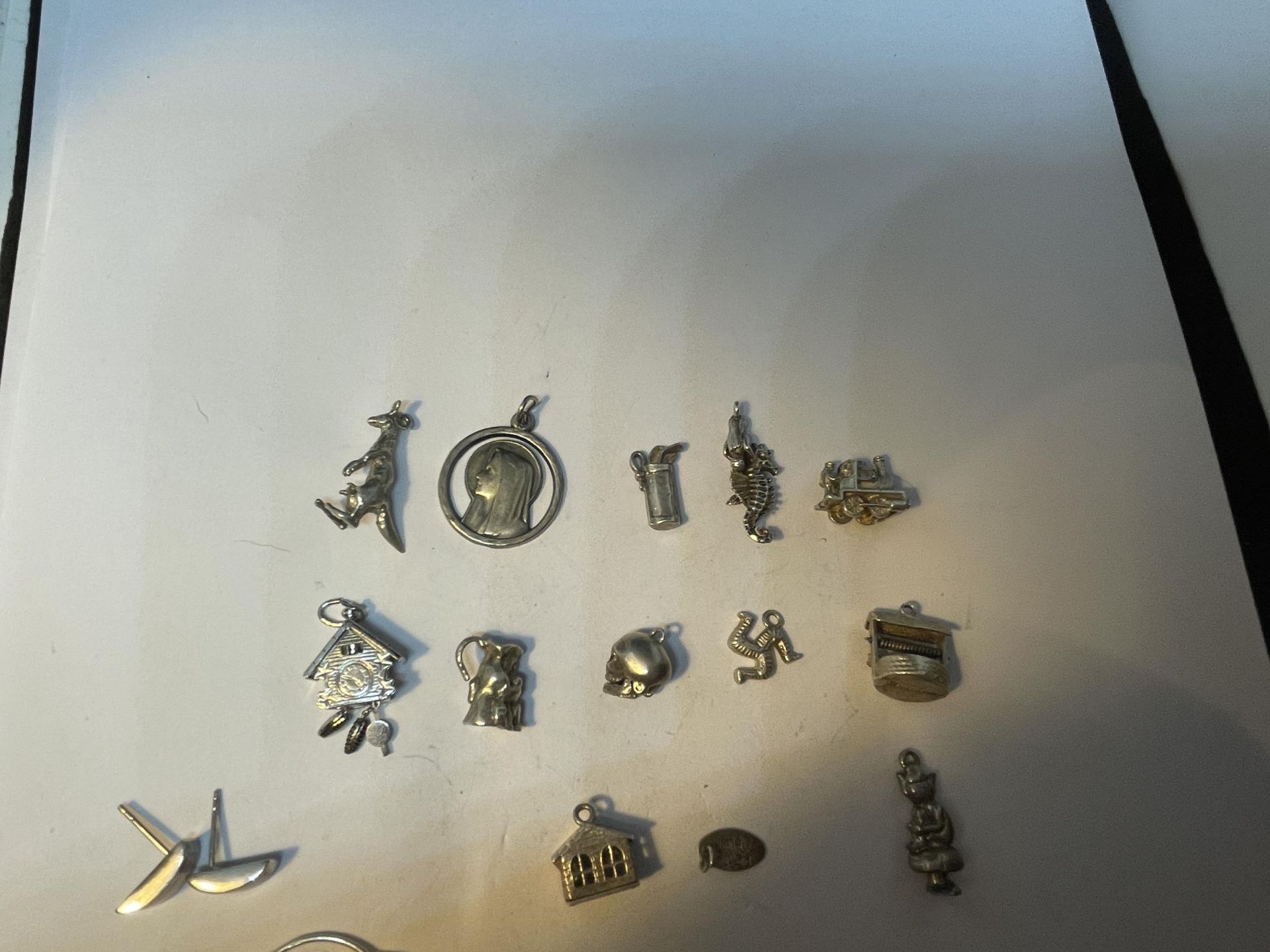VARIOUS SILVER ITEMS TO INCLUDE FOURTEEN CHARMS, TWO PAIRS OFEARRINGS, THREE THREEPENCES 1899- - Image 4 of 5