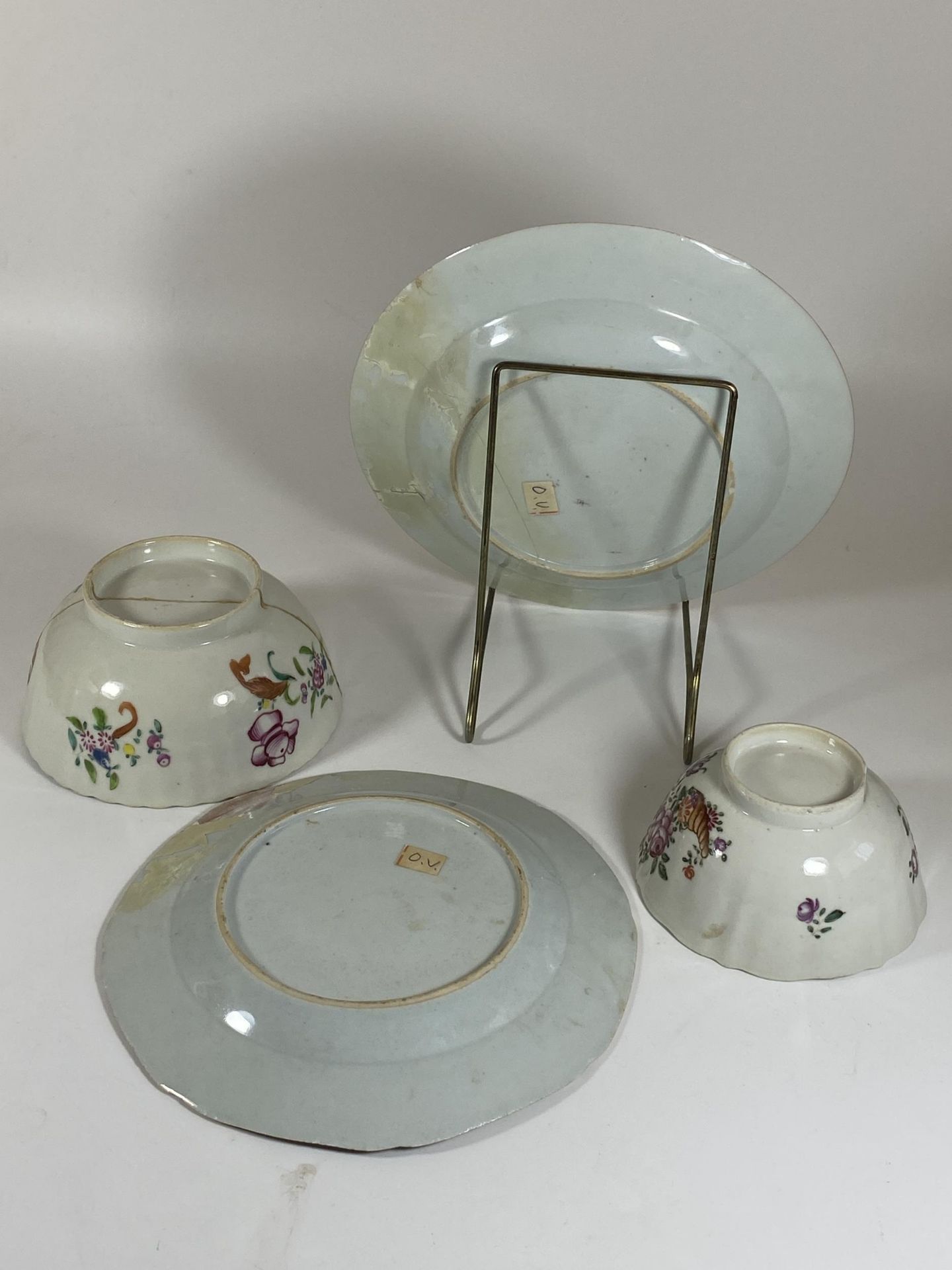 FOUR ITEMS - TWO 18TH CENTURY CHINESE FAMILLE ROSE PORCELAIN PLATES, LARGEST DIAMETER 22CM & TWO - Bild 4 aus 4