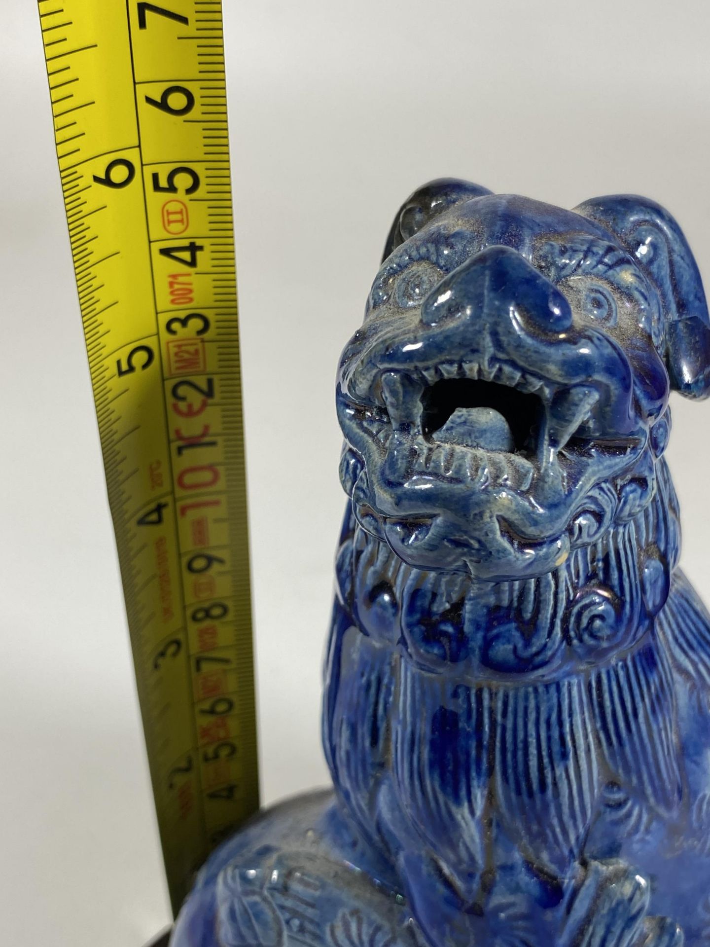A CHINESE BLUE STONEWARE MODEL OF A FOO DOG, HEIGHT 15CM - Bild 5 aus 5
