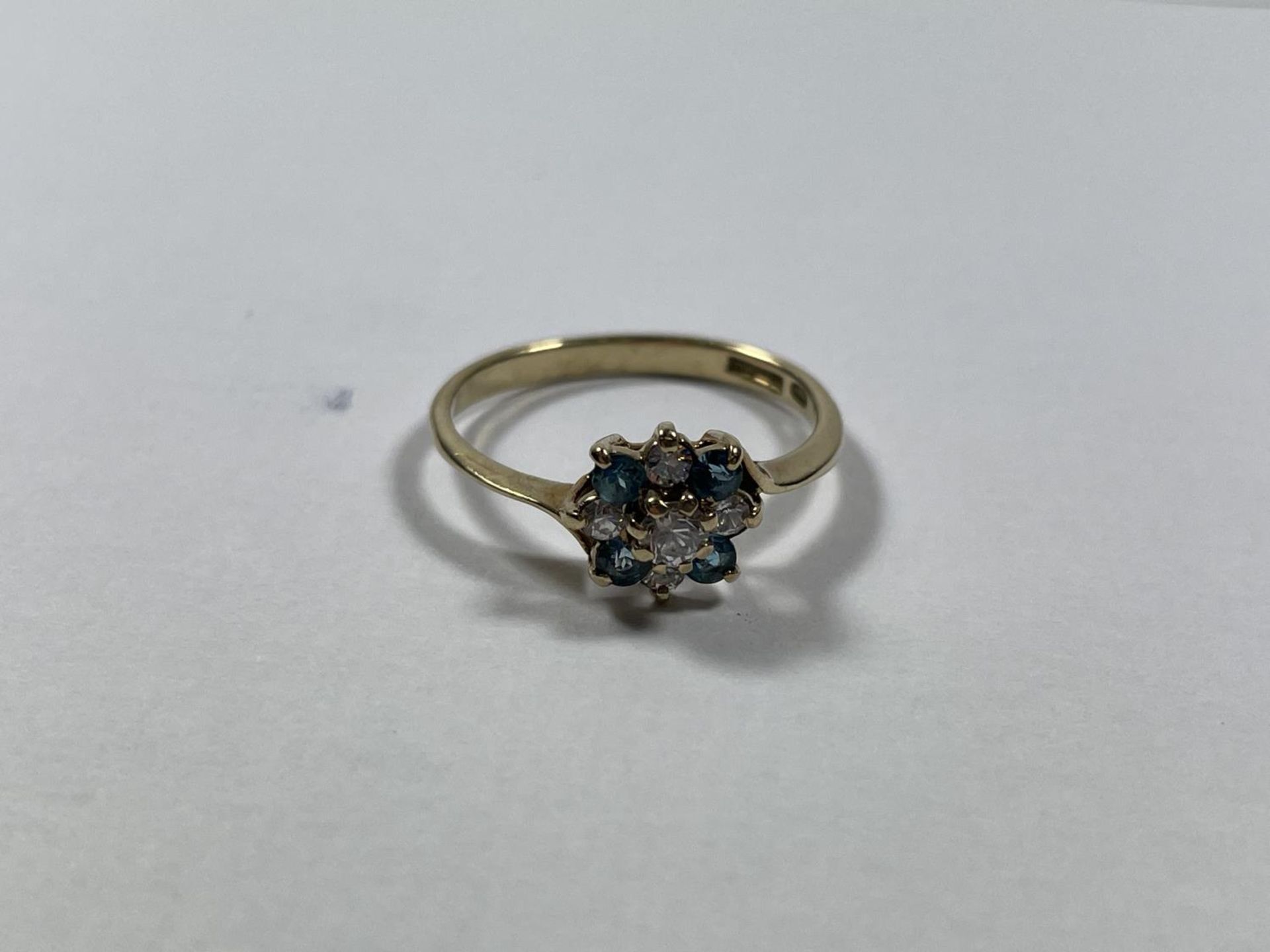 A 9 CARAT GOLD RING WITH BLUE TOPAZ AND CUBIC ZIRCONIAS IN A FLOWER DESIGN SIZE P - Bild 3 aus 3