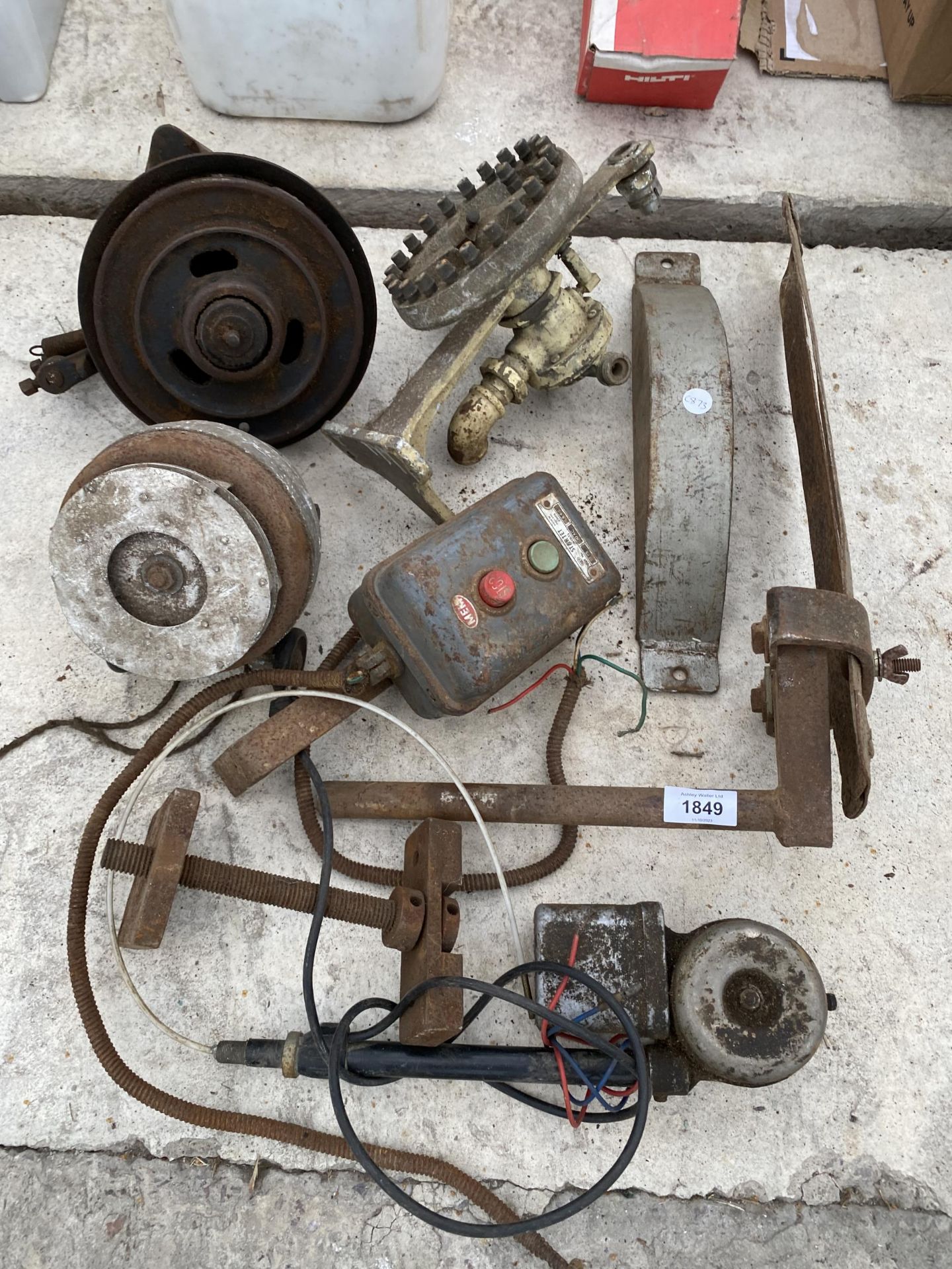 AN ASSORTMENT OF ITEMS TO INCLUDE A PULLEY WHEEL AND AN ELECTRIC SWITCH BOX ETC