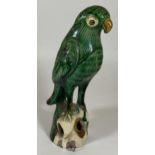 A 19TH CENTURY CHINESE GREEN STONEWARE MODEL OF A BIRD / COCKATOO, HEIGHT 22CM