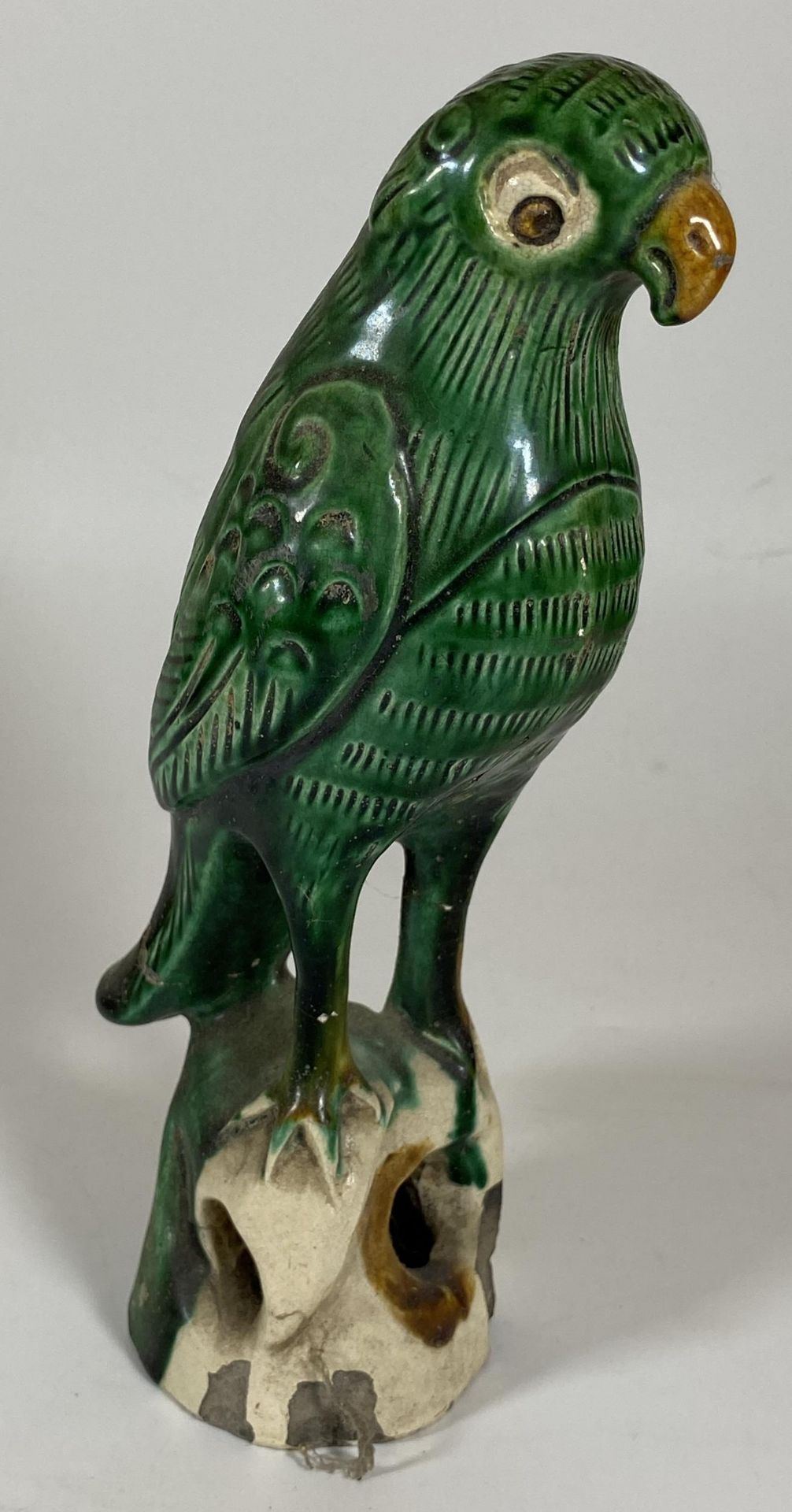 A 19TH CENTURY CHINESE GREEN STONEWARE MODEL OF A BIRD / COCKATOO, HEIGHT 22CM