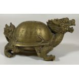 A CHINESE BRONZE MODEL OF A DRAGON, LENGTH 15CM