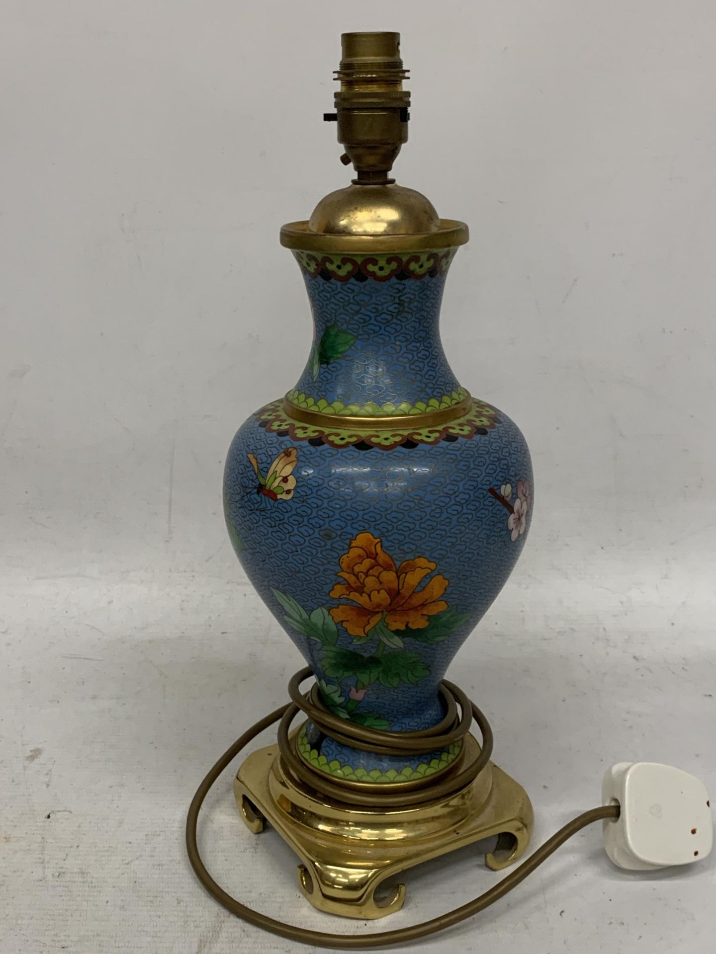 A CHINESE CLOISONNE TABLE LAMP WITH BRASS BASE AND FITTINGS - Image 3 of 3