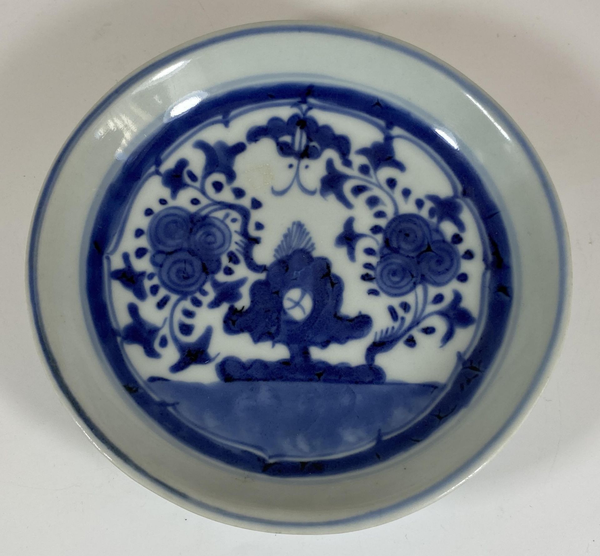 A 19TH CENTURY QING CHINESE BLUE AND WHITE PORCELAIN DISH WITH UNUSUAL FLORAL DESIGN, FLOWER MARK TO